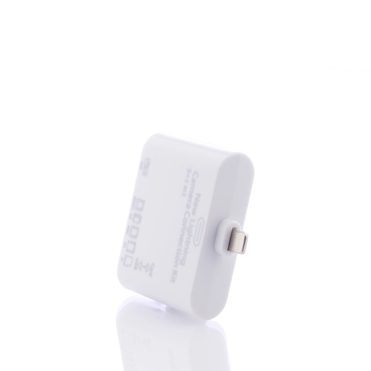 Un adaptador de Lightning a USB blanco. Tiene un conector Lightning y un puerto USB.
