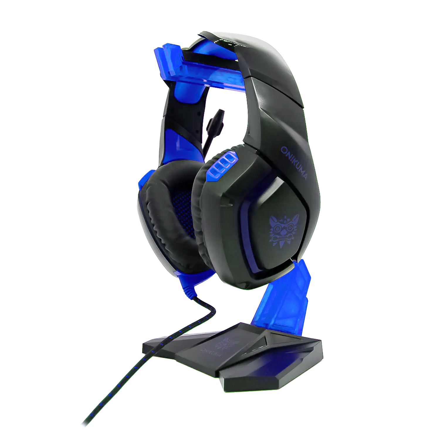 Auriculares para juegos negros y azules en un soporte, aislados sobre fondo blanco.