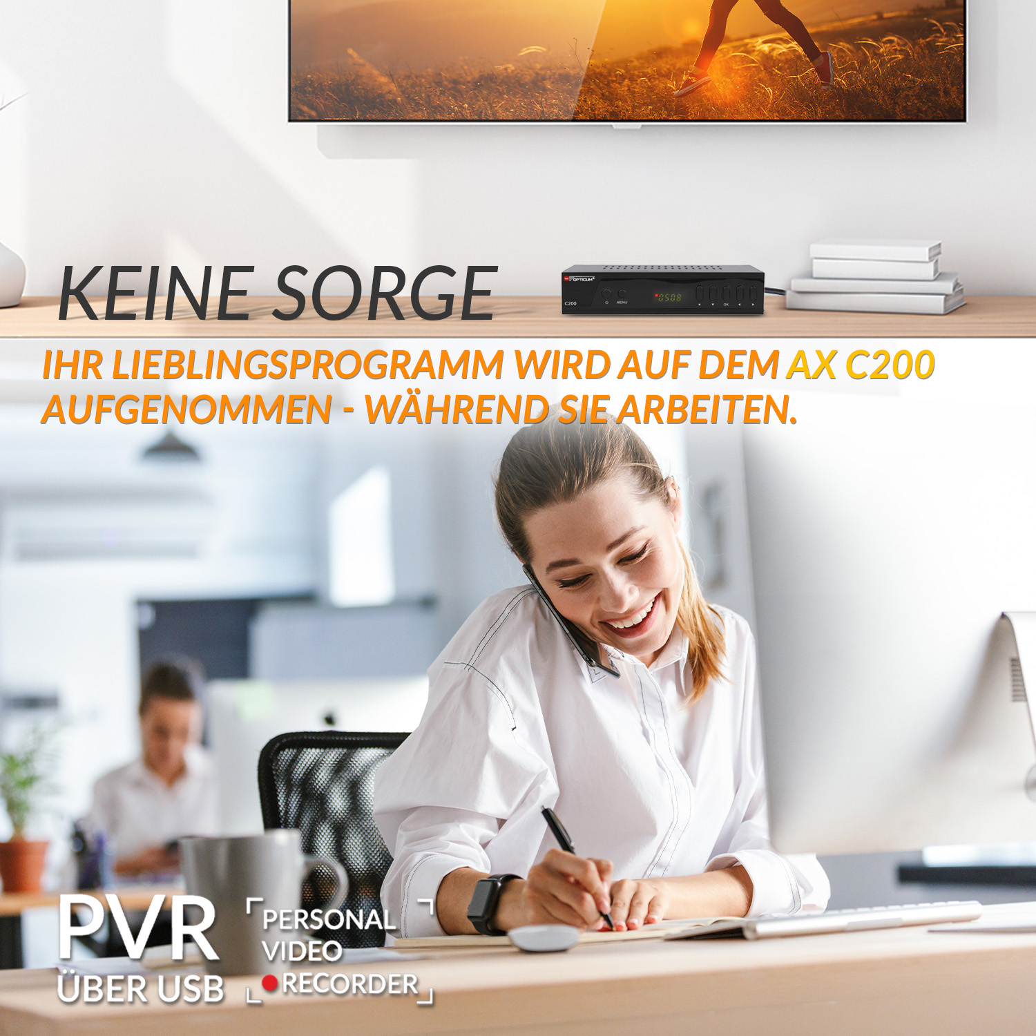 Frau am Telefon, schreibt, mit einem TV-Receiver und einigen Büchern im Regal. Der Text lautet 'Keine Sorge'.