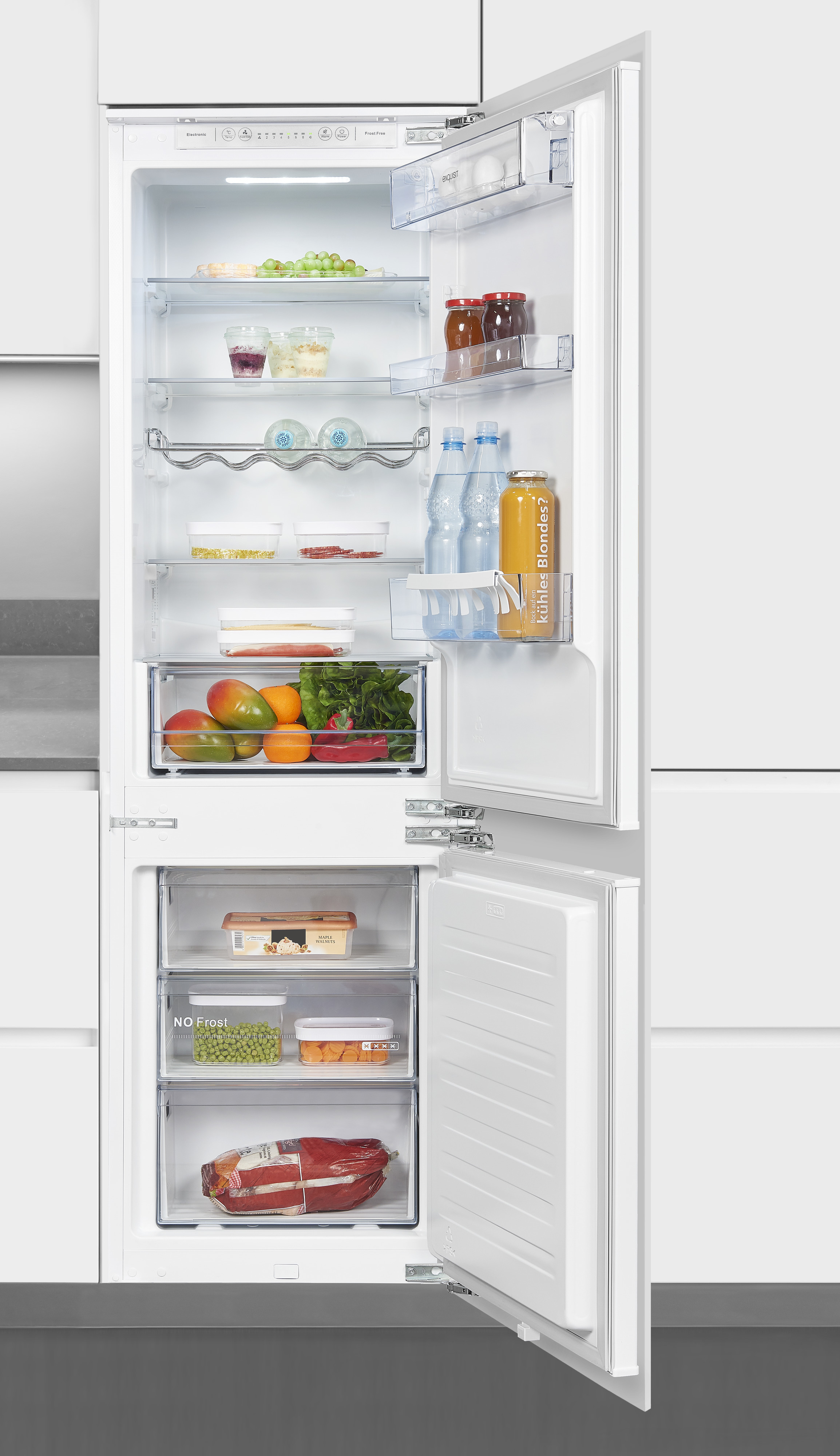 Ein geöffneter Kühlschrank gefüllt mit Lebensmitteln: Obst, Gemüse und Getränke.