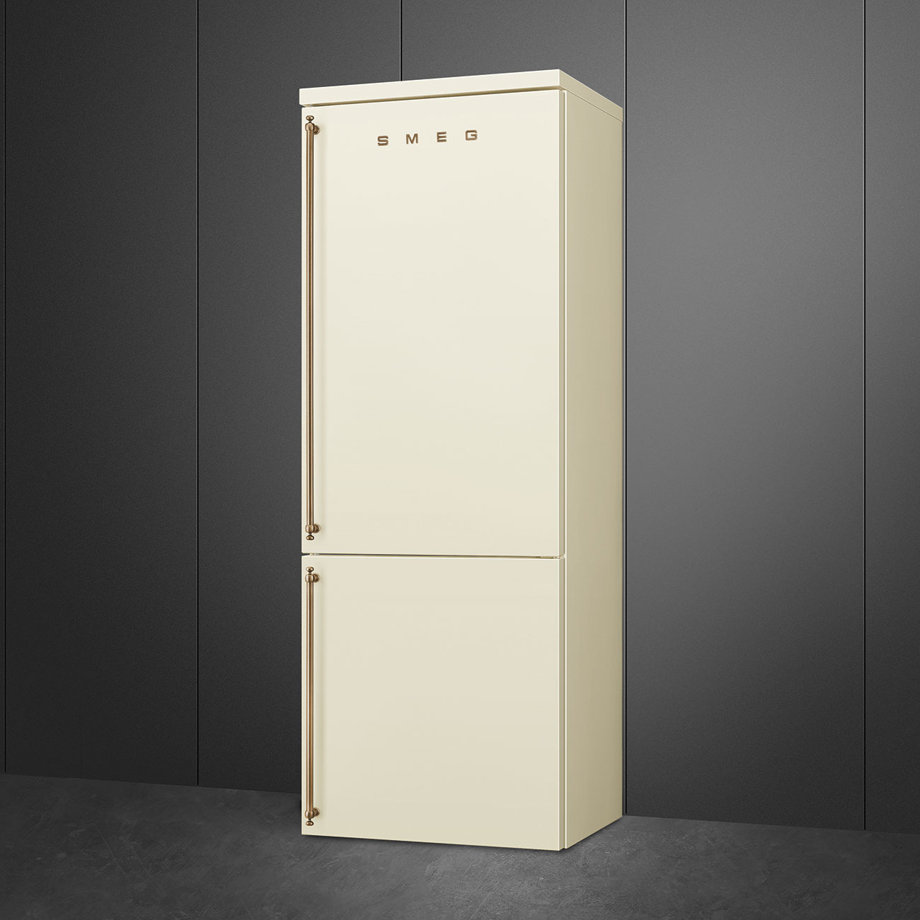 Un refrigerador SMEG color crema con dos puertas y manijas doradas.