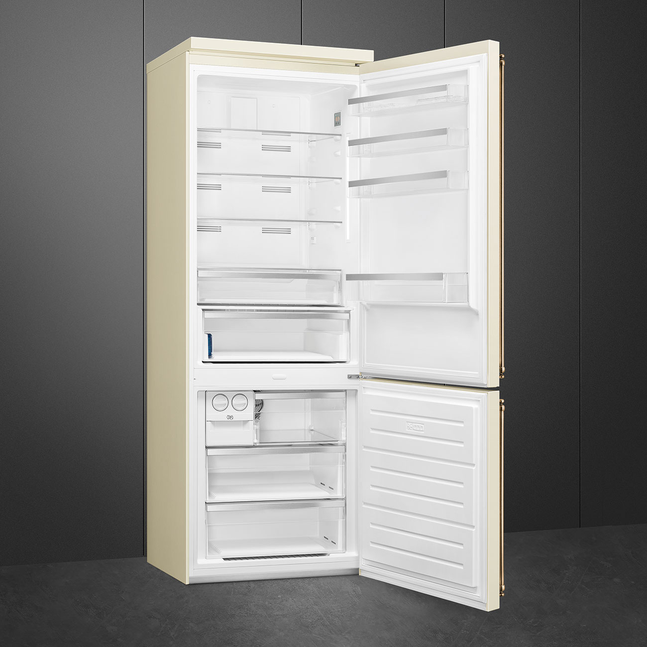 Refrigerador beige abierto con estantes, cajones y contenedores de almacenamiento, en pared gris.