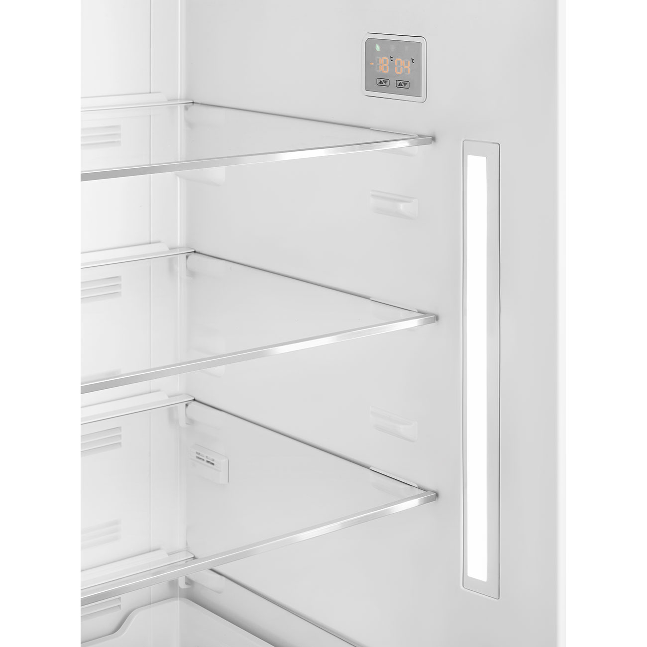 Interior de un refrigerador blanco, mostrando estantes y una pantalla digital.