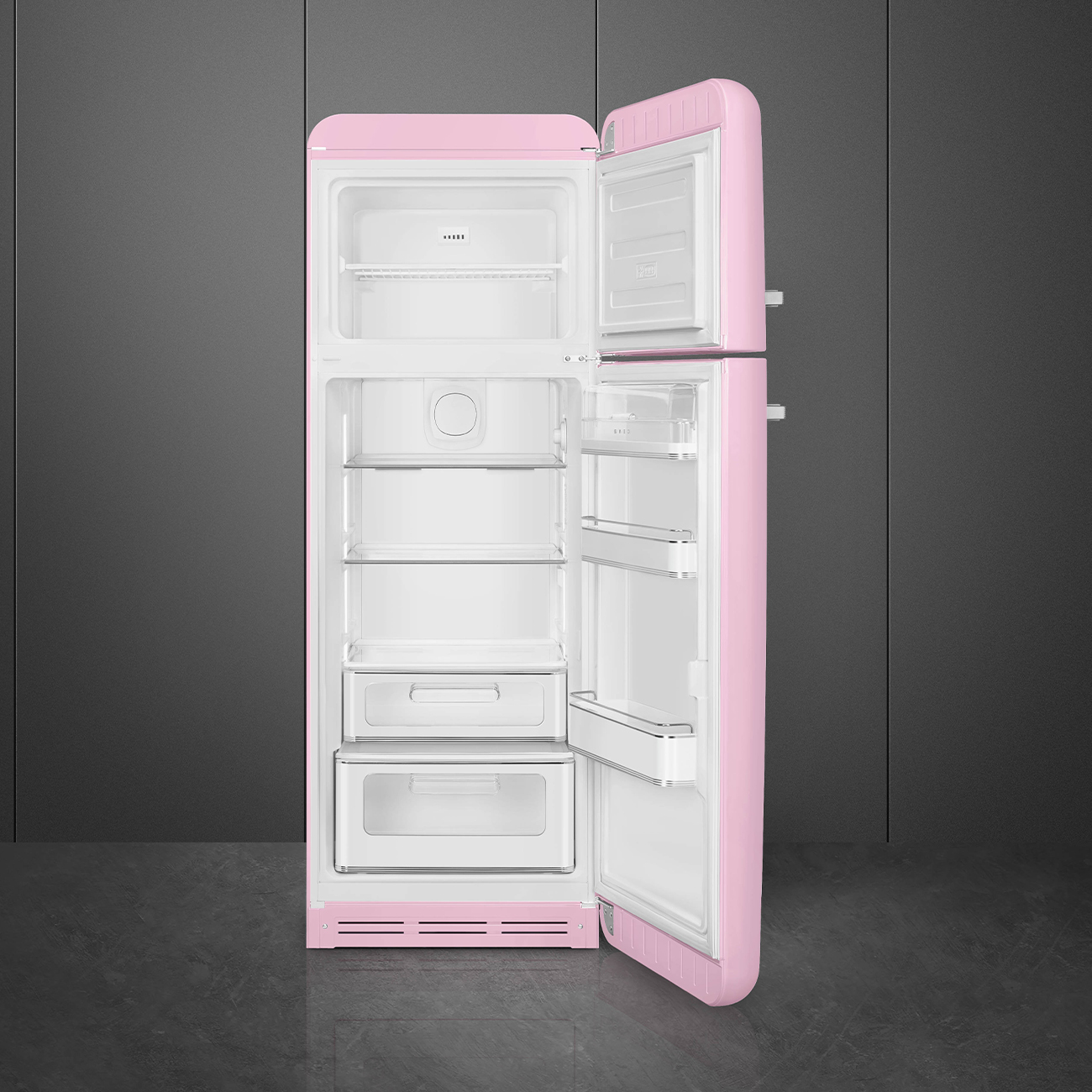 Un refrigerador retro rosa con las puertas abiertas, mostrando estantes y compartimentos.