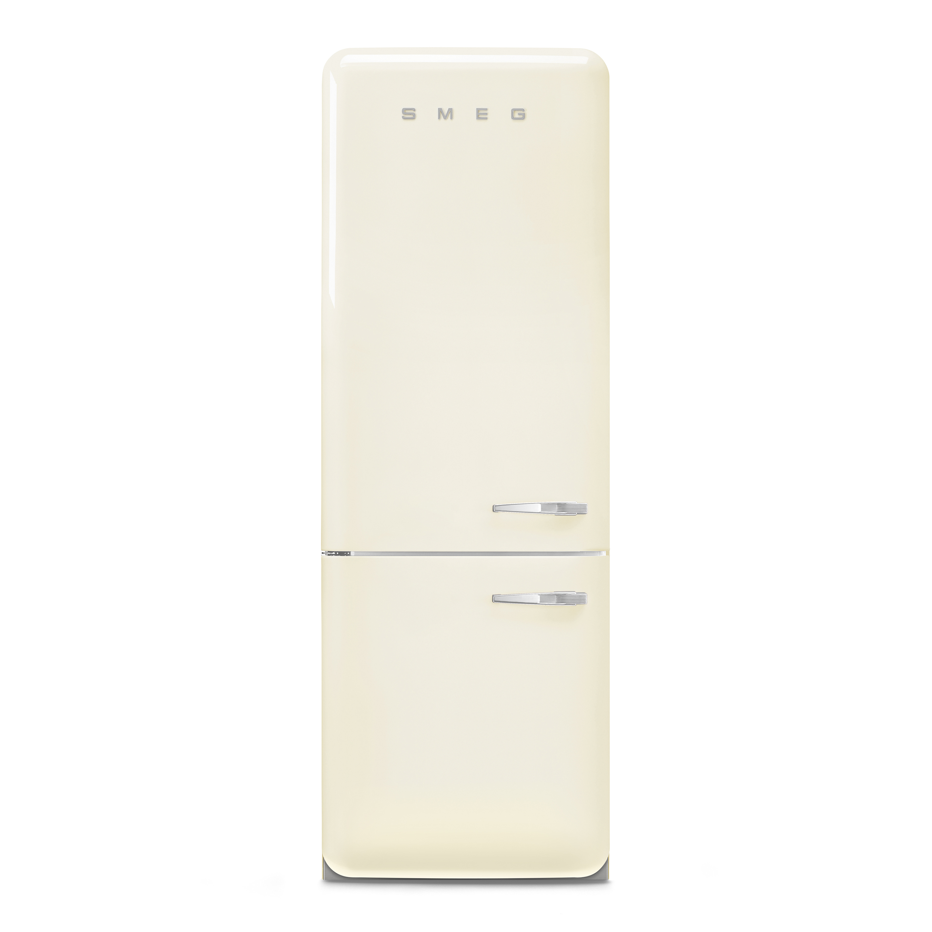 Un refrigerador SMEG color crema con dos puertas, una nevera y un congelador.