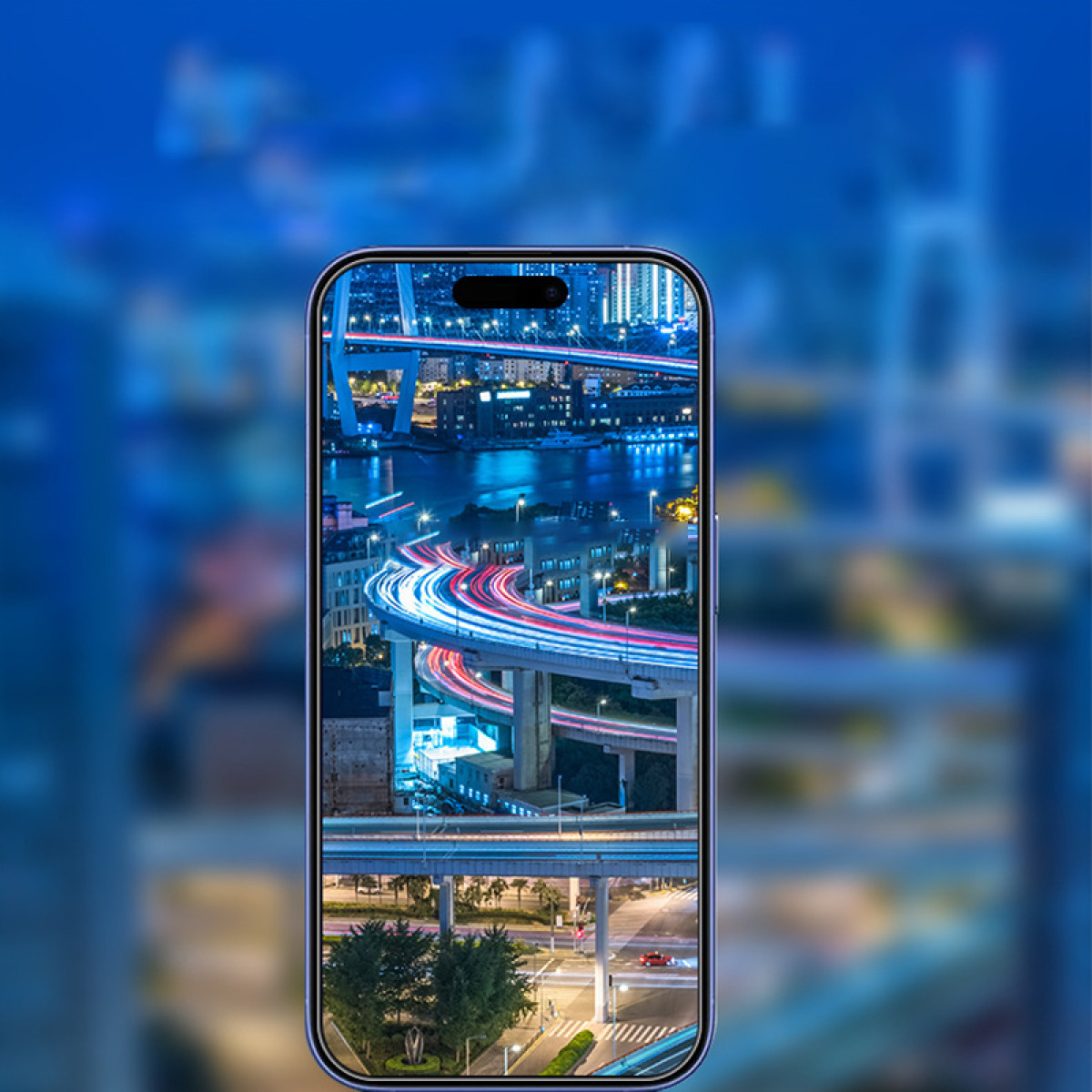 Uno smartphone mostra un paesaggio urbano notturno con ponti e scie luminose.