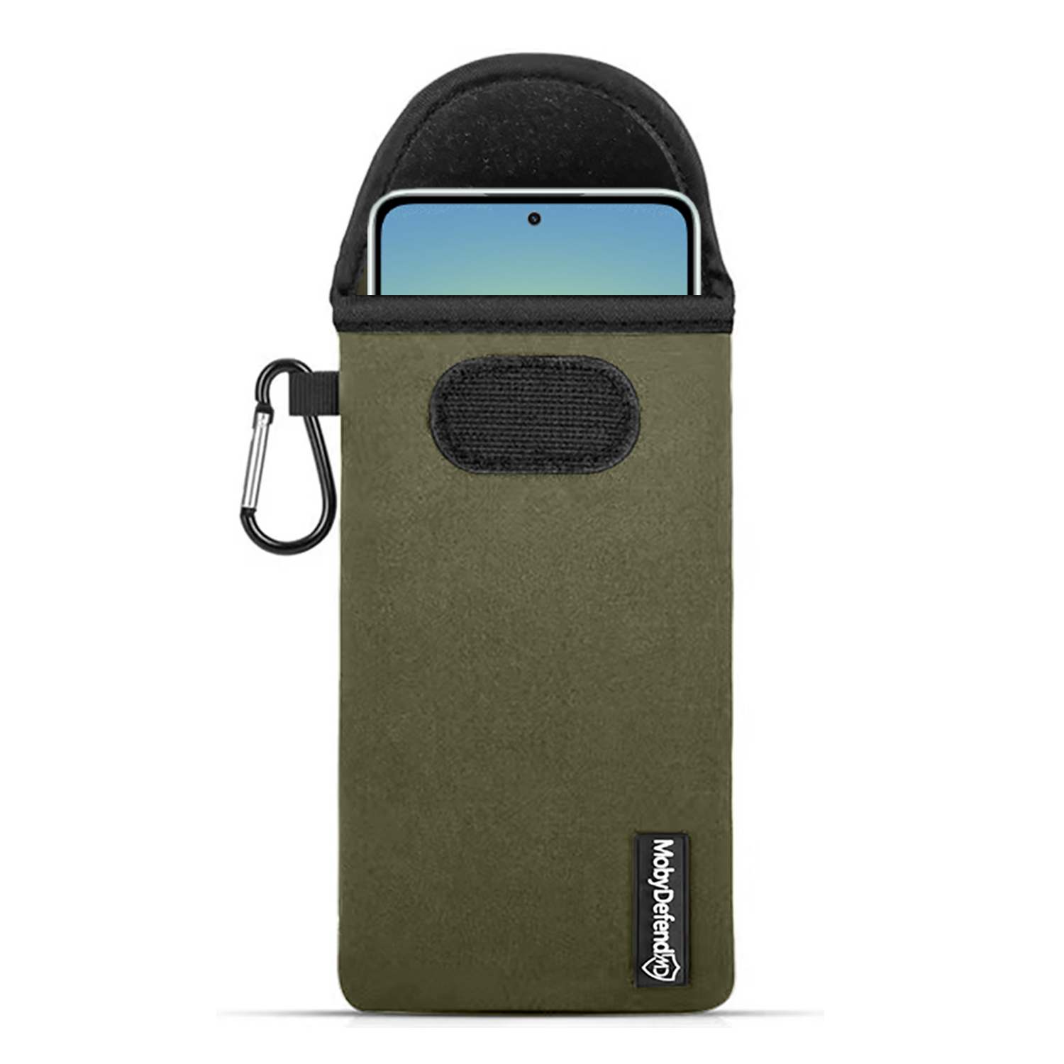 Olijfgroene telefoonhoes met karabijnhaak. De achtergrond is wit. Het bevat een telefoon.