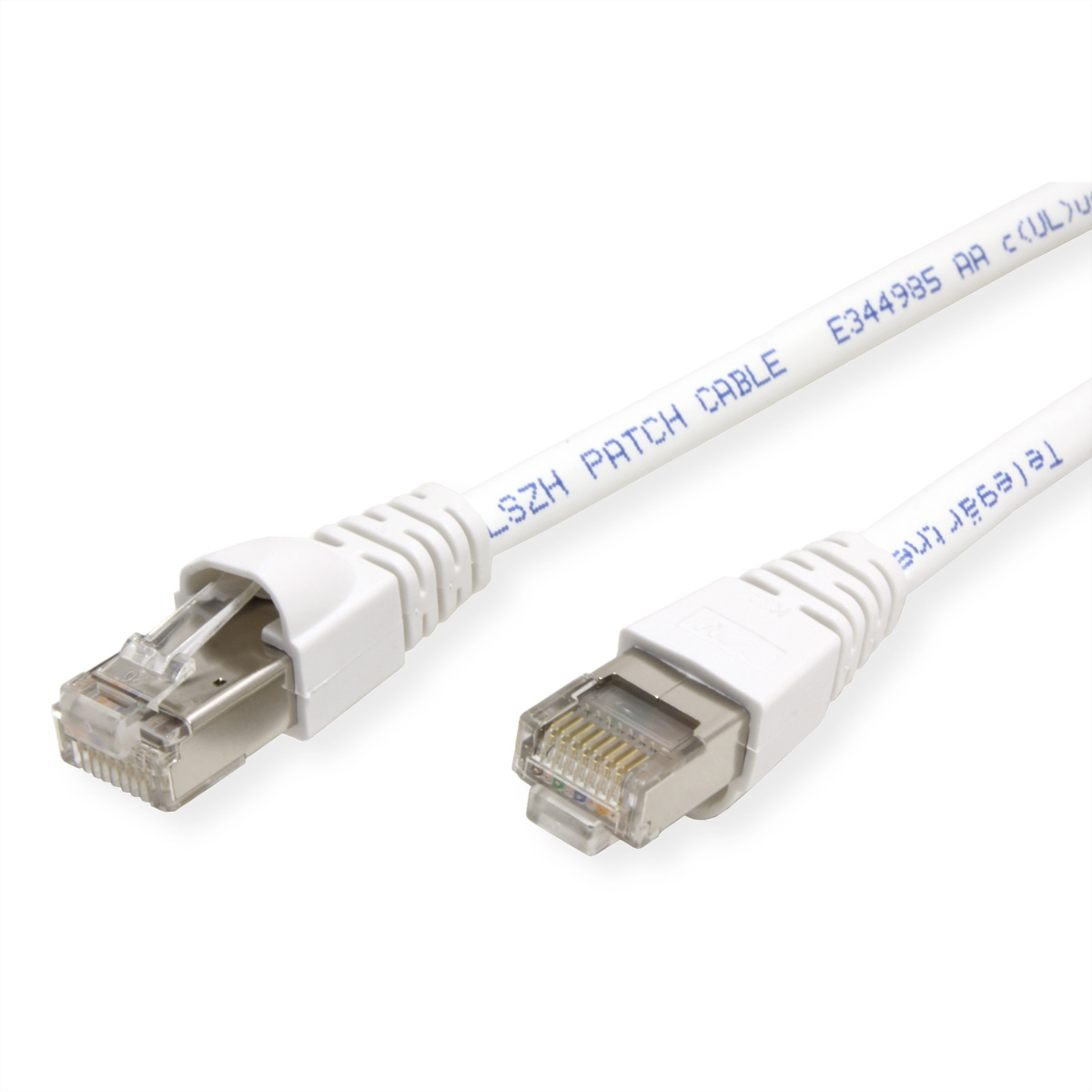 Câble Ethernet blanc avec connecteurs sur fond blanc.