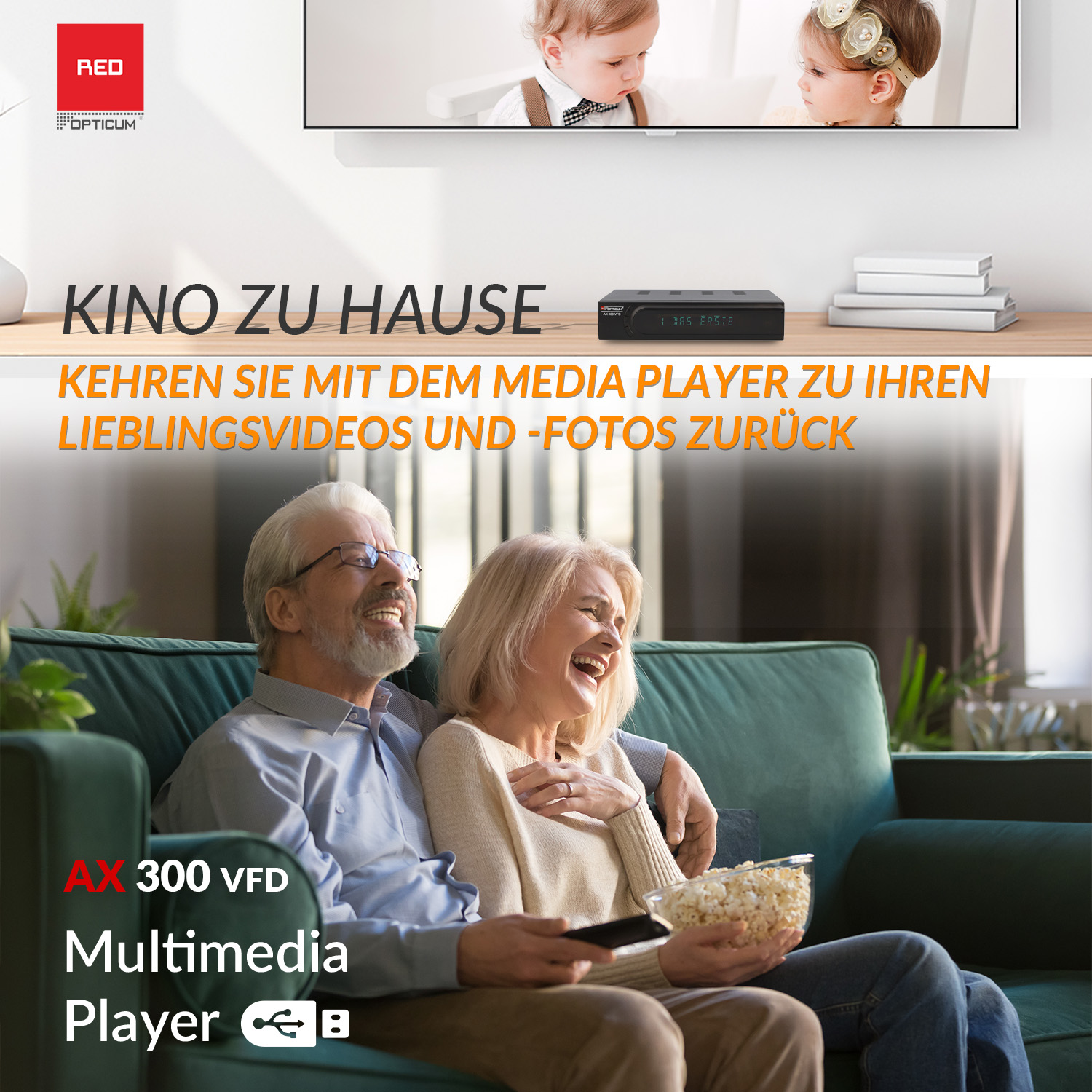Ein älteres Ehepaar lacht beim Fernsehen. Der Fernseher zeigt ein junges Paar, Popcorn steht daneben.