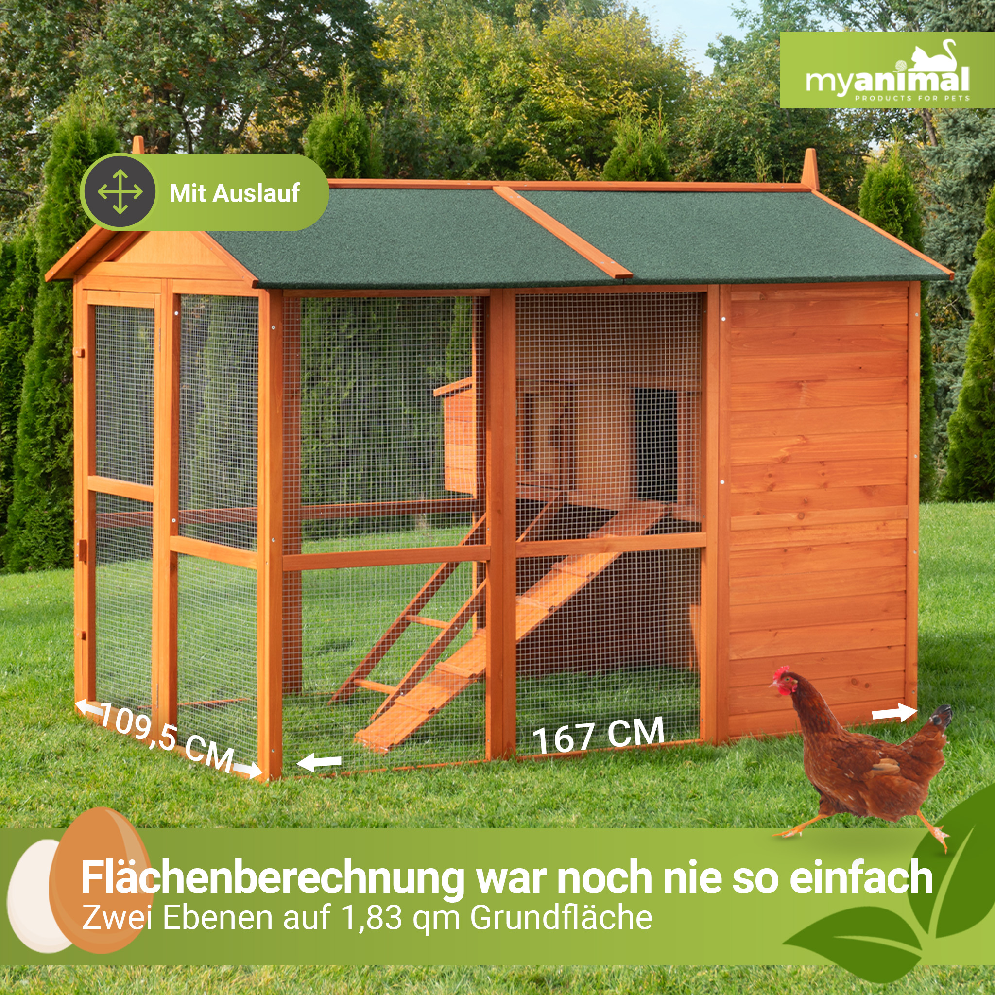 Ein hölzerner Hühnerstall mit grünem Dach, eine Henne in der Nähe auf grasigem Untergrund.