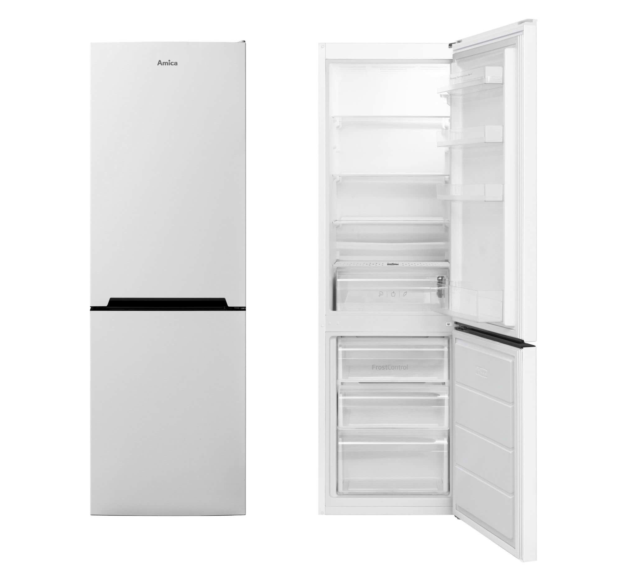 Weißer Kühlschrank mit geöffneten Türen, die Regale und Schubladen zeigen.
