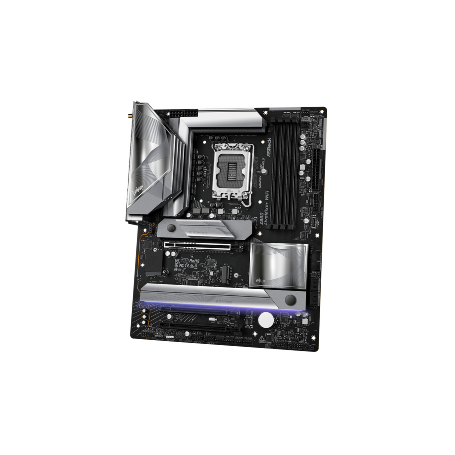 Zwart en zilver moederbord op witte achtergrond. CPU-socket in het midden, met diverse poorten.