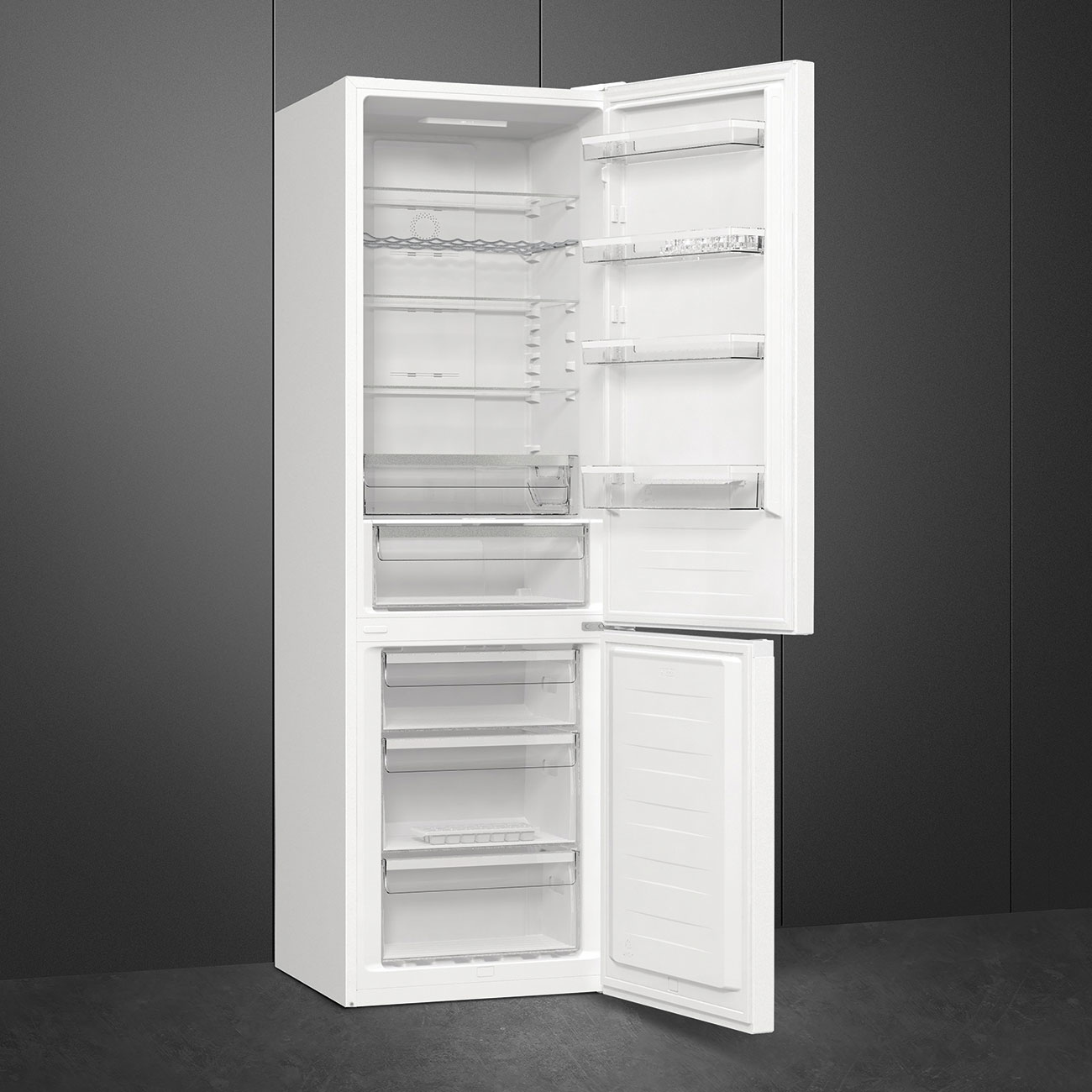 Refrigerador blanco abierto con dos puertas, estantes y un compartimento congelador.