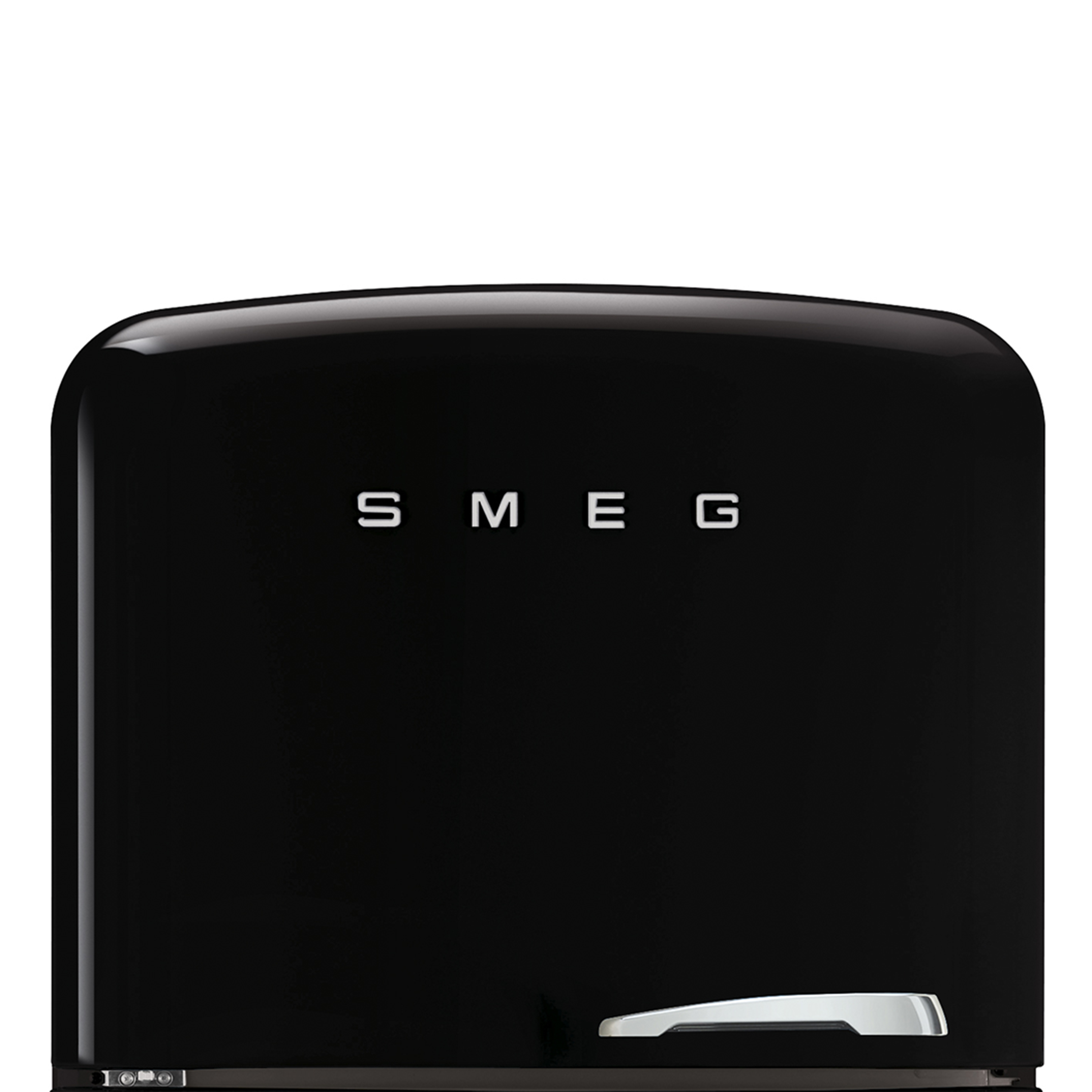 Un refrigerador Smeg negro con el nombre de la marca en letras blancas.