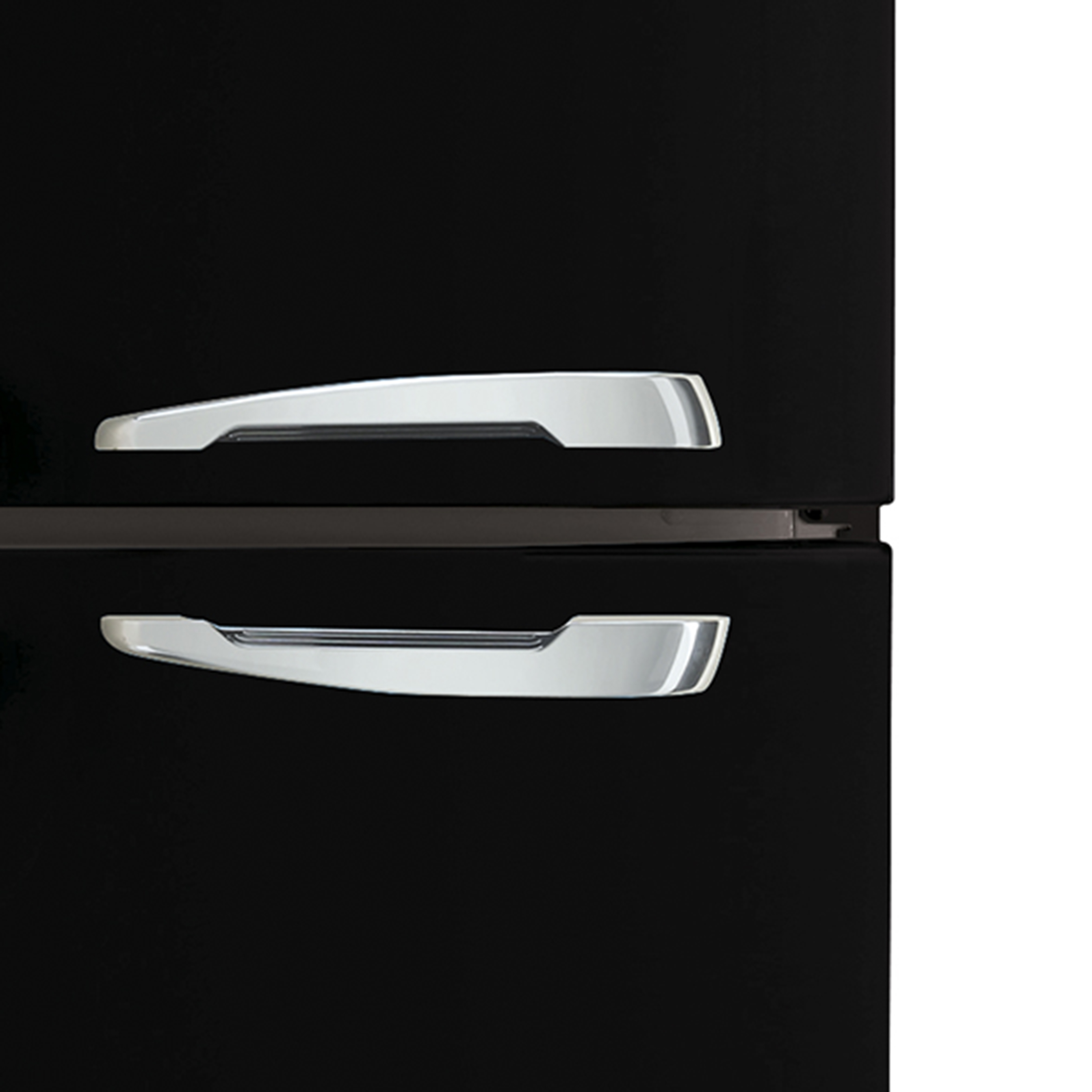 Primer plano de un refrigerador negro con dos manijas plateadas, diseño moderno, superficie brillante.