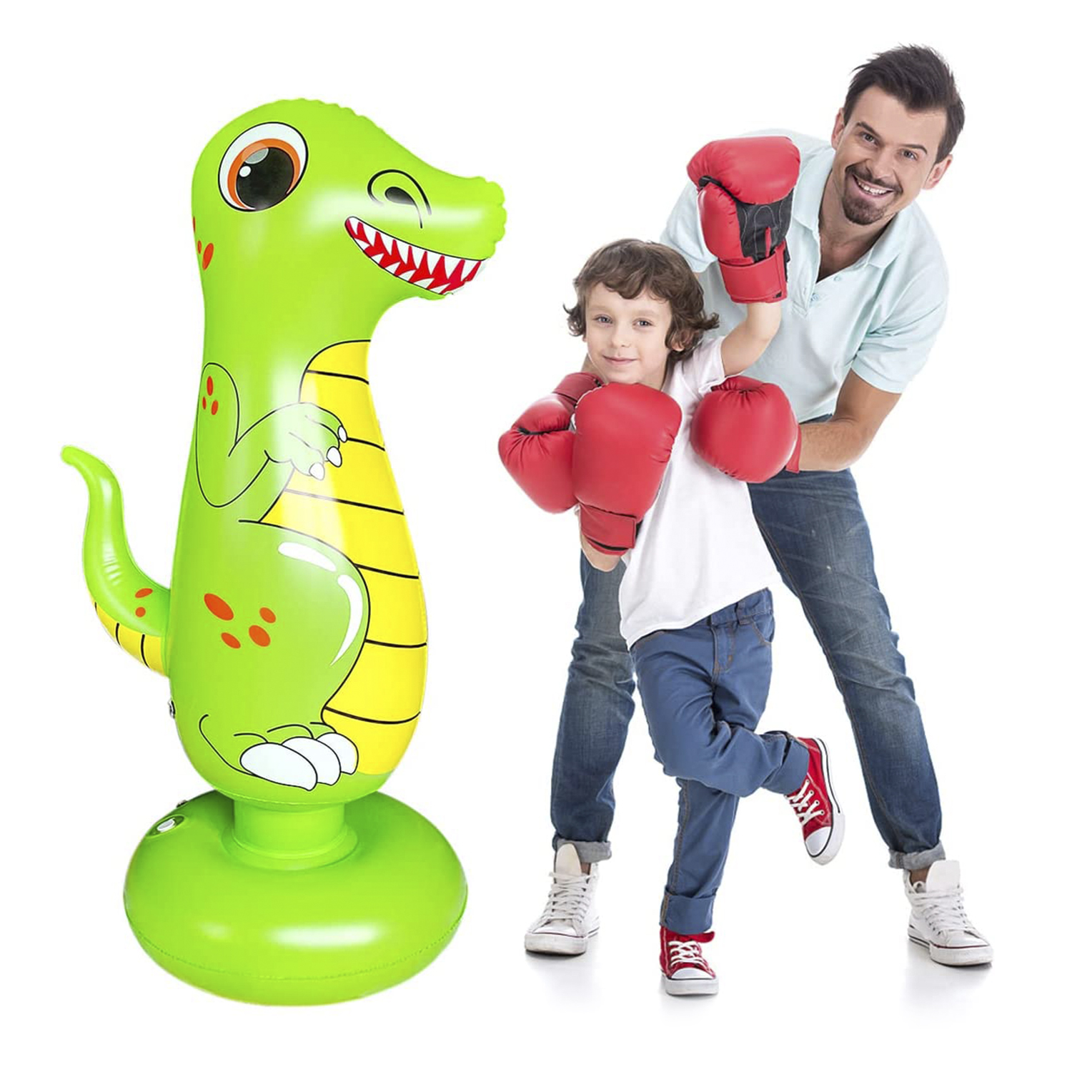 Un hombre y un niño boxean con guantes rojos junto a un juguete de dinosaurio inflable verde.