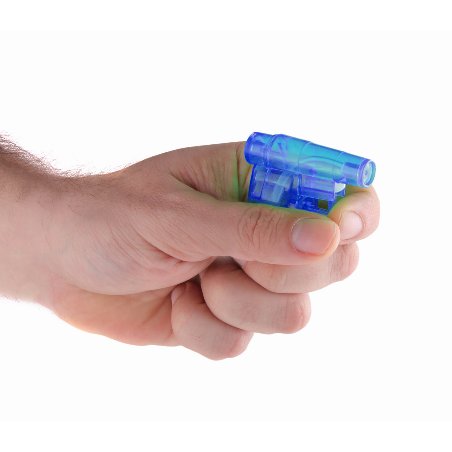 Una mano sosteniendo una pequeña pistola de juguete azul. La pistola de juguete es de plástico azul transparente.