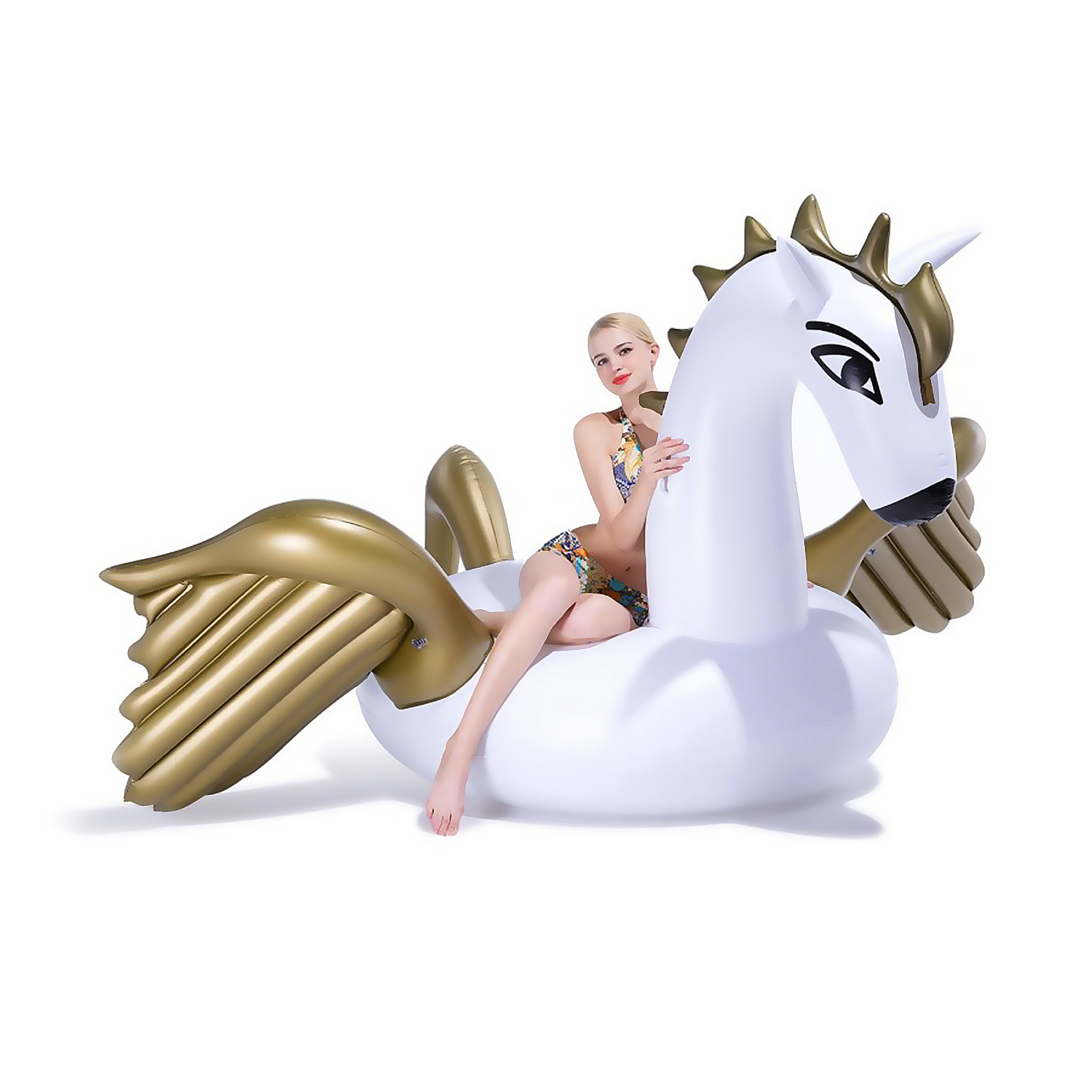 Una donna e due bambini che giocano con un grande unicorno gonfiabile che spruzza acqua.