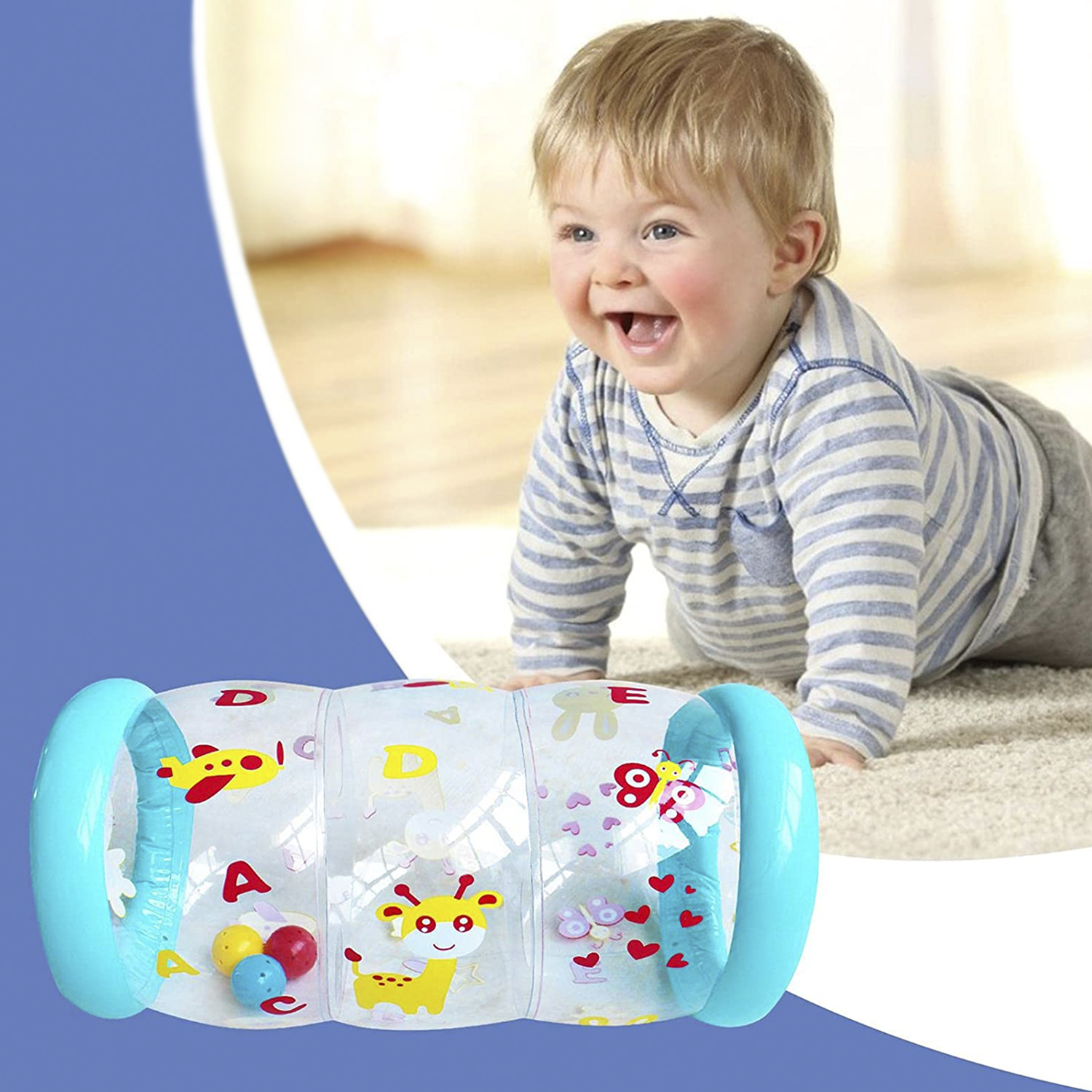 Un bambino gattona verso un giocattolo cilindrico gonfiabile e colorato.