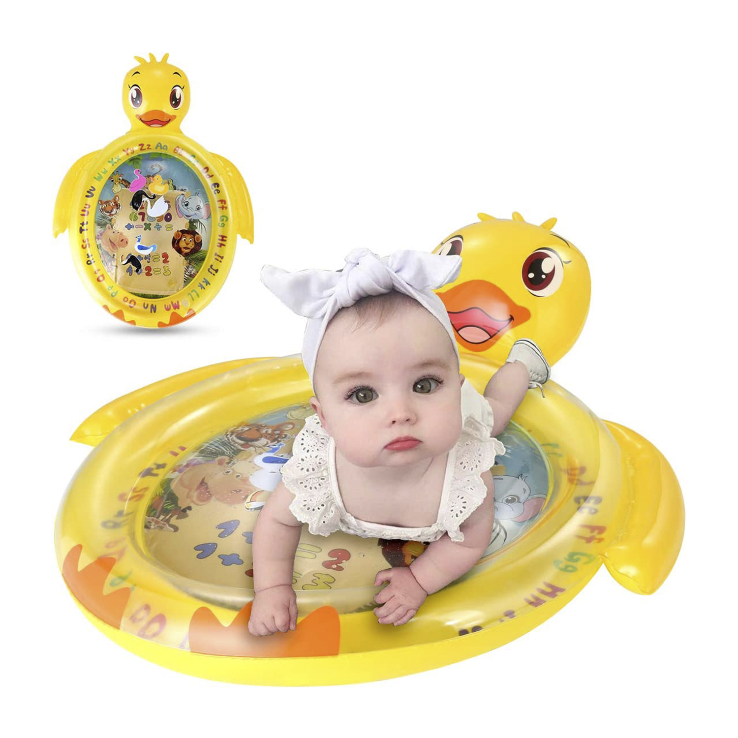 Bambino in una piscina a forma di anatra gialla con fascia bianca. Un giocattolo a forma di anatra è sullo sfondo.