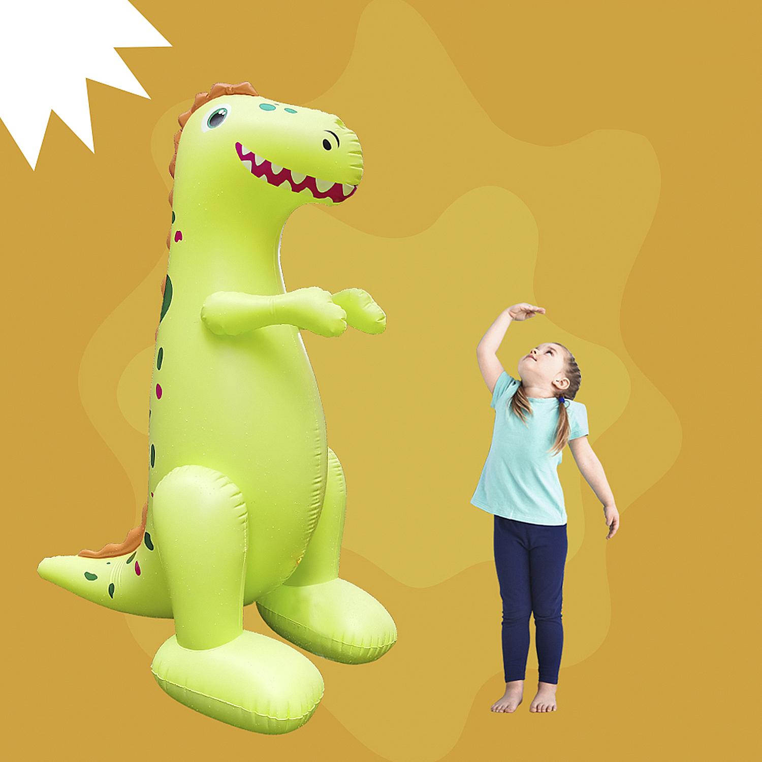 Un niño está cerca de un dinosaurio inflable verde sobre un fondo naranja.