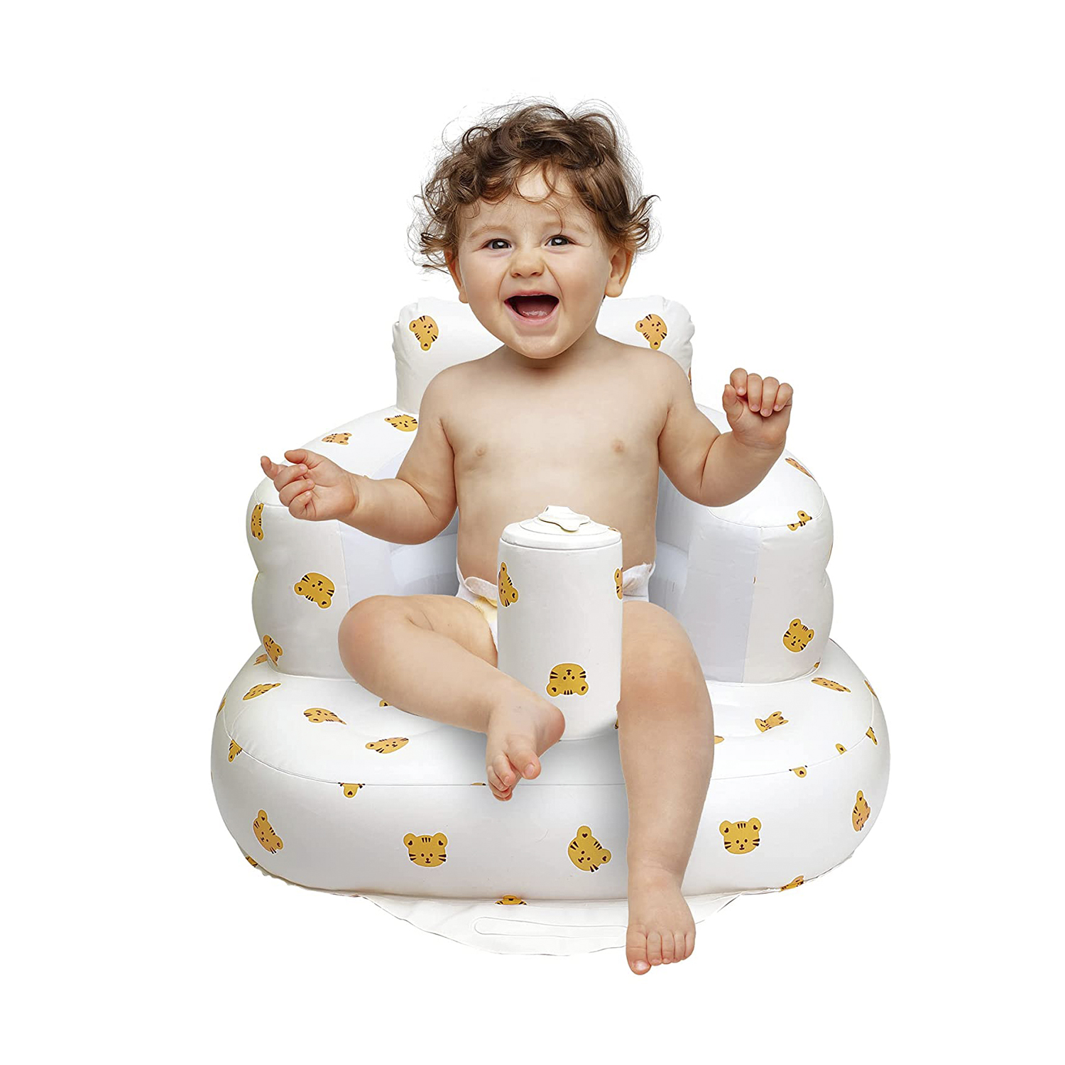 Un bebé sentado en una silla inflable, sonriendo.