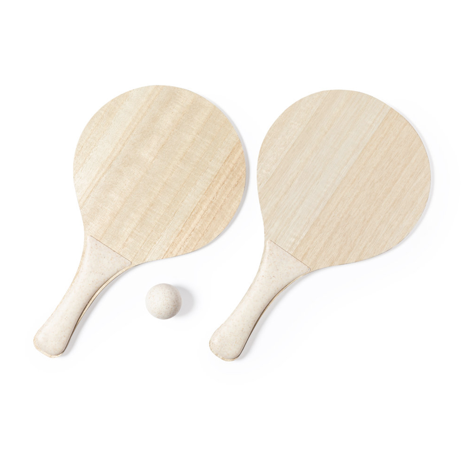 Due racchette da beach tennis in legno e una pallina su sfondo bianco.