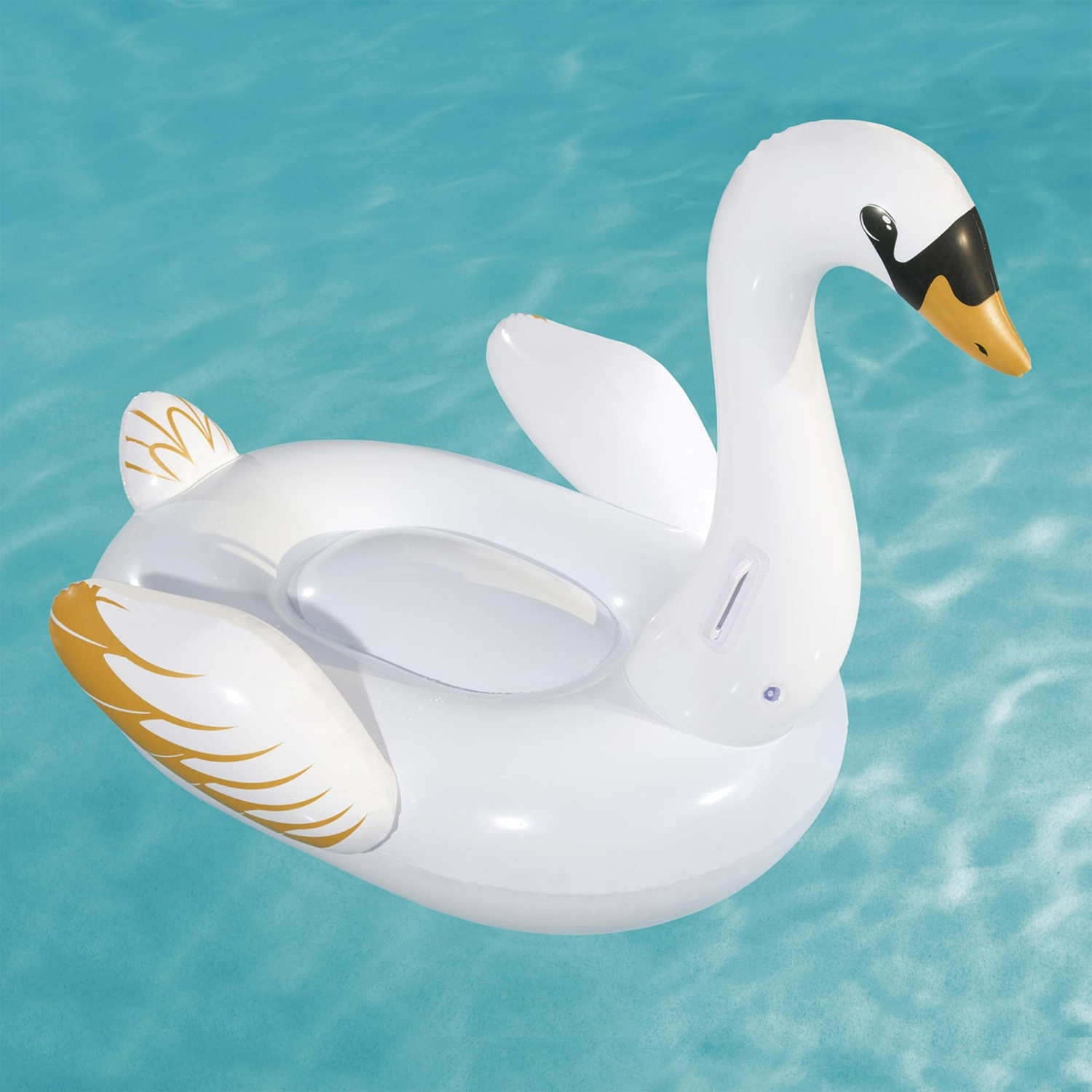 Un cisne inflable blanco flotando en agua azul.