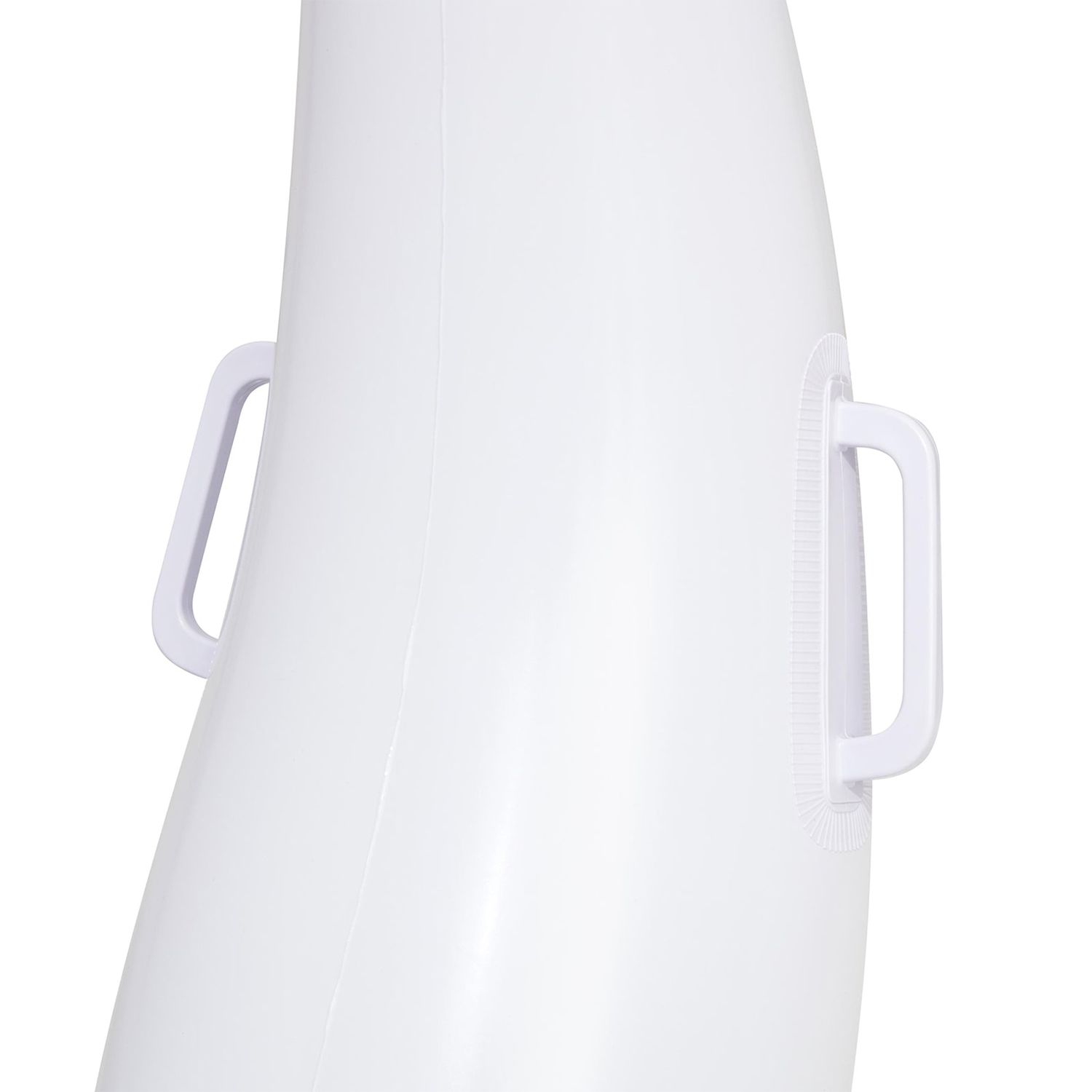 Megáfono blanco con dos asas. Su forma es larga y ovalada. El fondo es blanco.