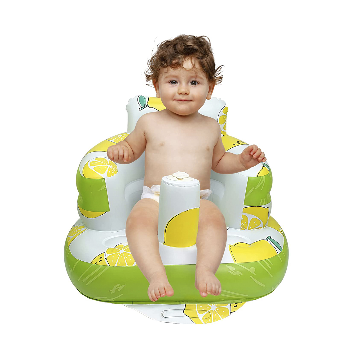 Un bebé está sentado en una silla inflable amarilla y verde con un patrón de limones.