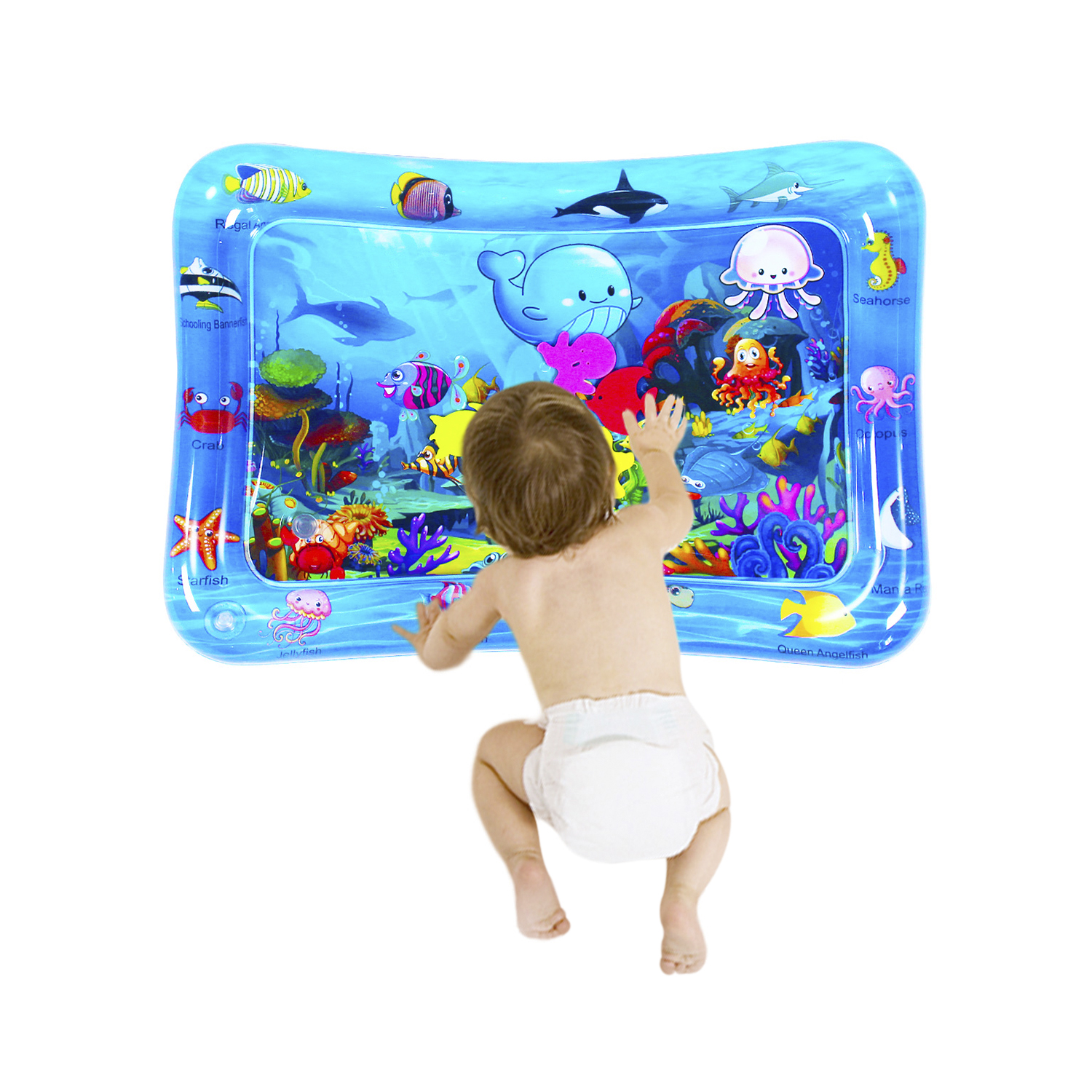 Un bambino gioca su un tappeto d'acqua gonfiabile blu con illustrazioni di creature marine.