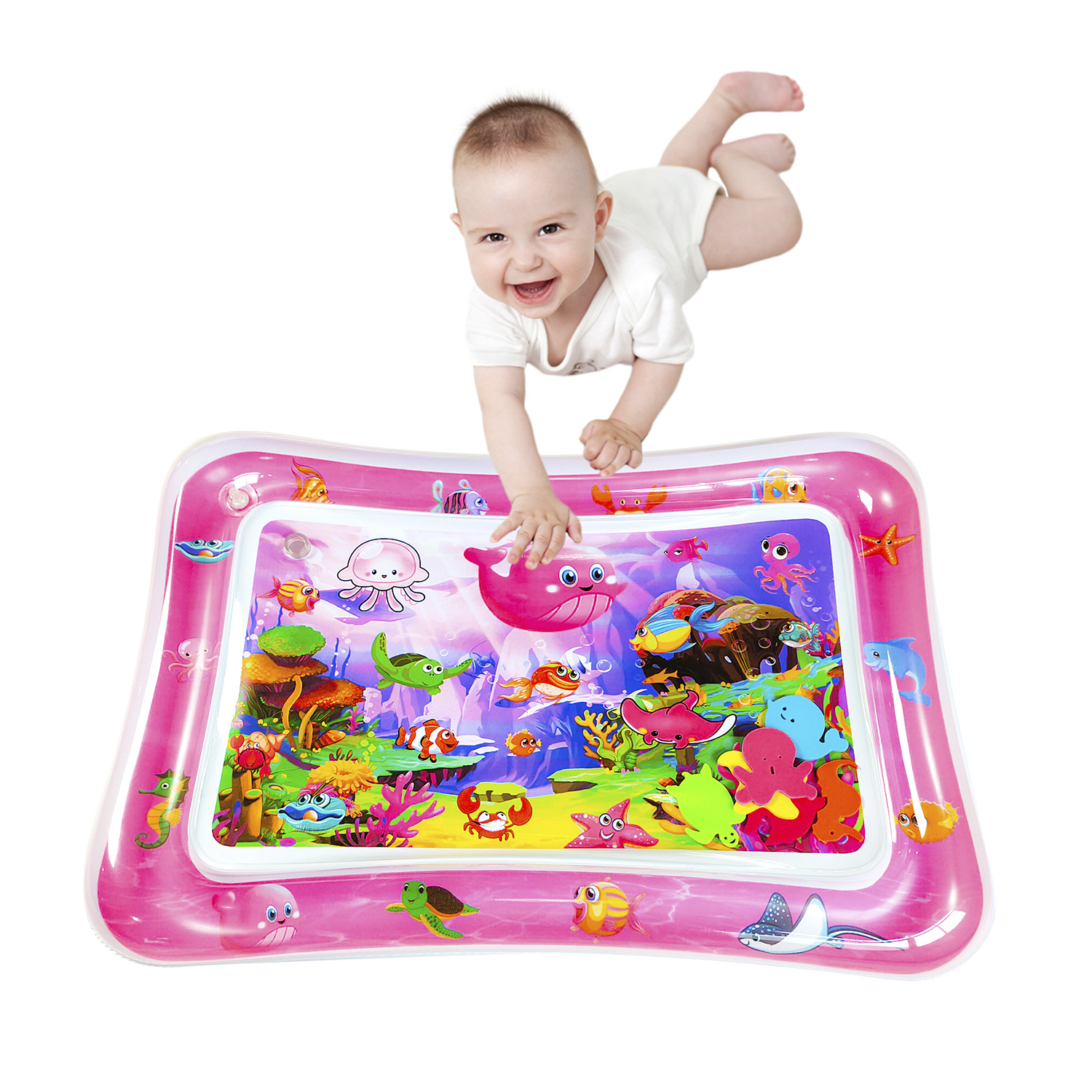 Dos mujeres en una piscina usando un inflable rosa en forma de coche como hielera.