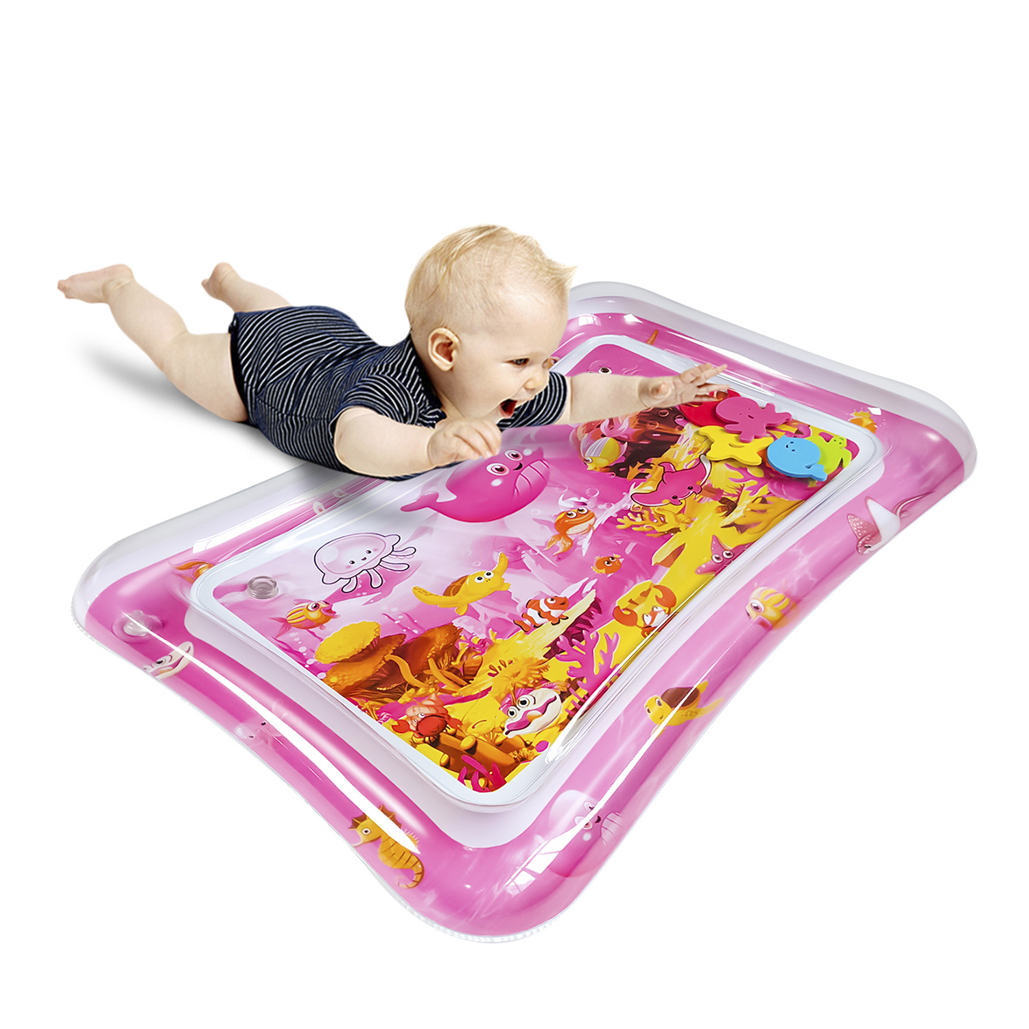 Bebé tumbado en una colchoneta inflable rosa con juguetes temáticos submarinos.