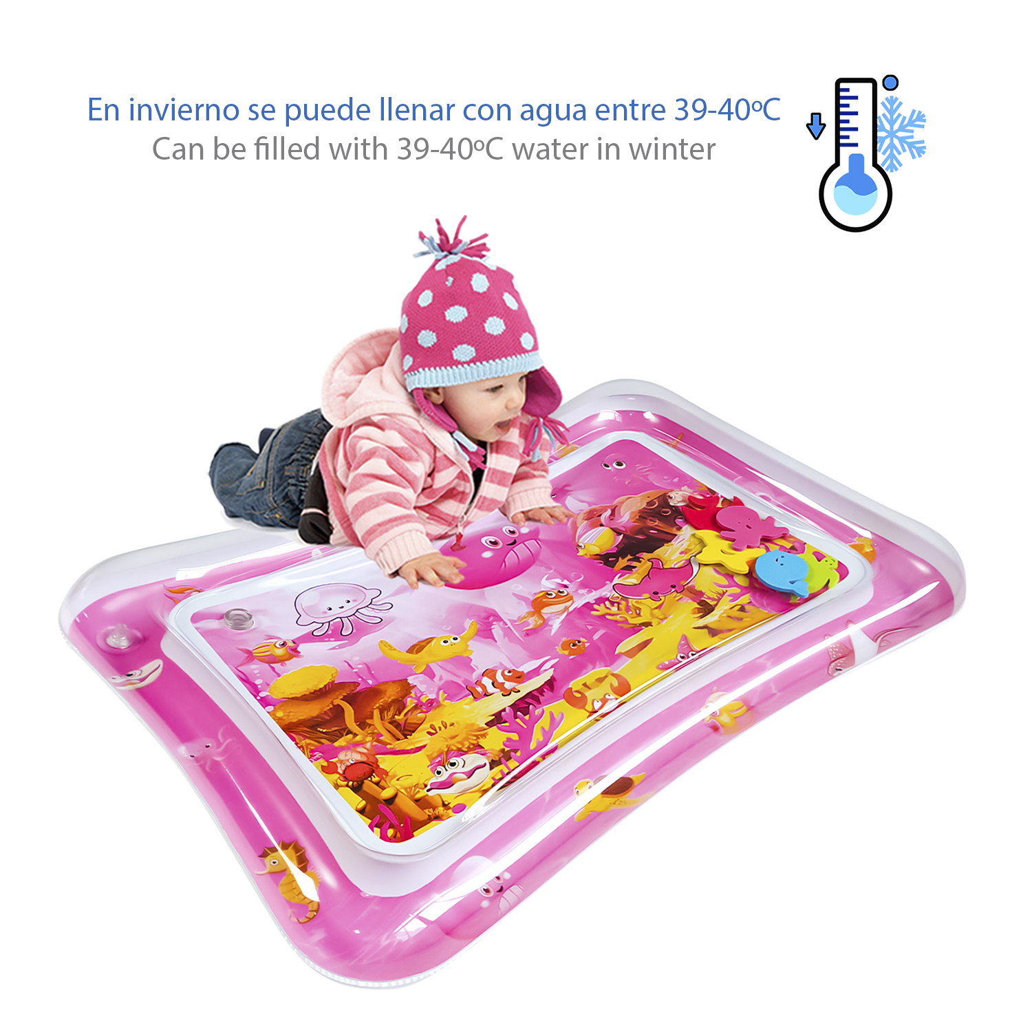 Bebé jugando en una alfombra inflable rosa con ilustraciones de criaturas marinas. Texto: agua a 39-40°C.