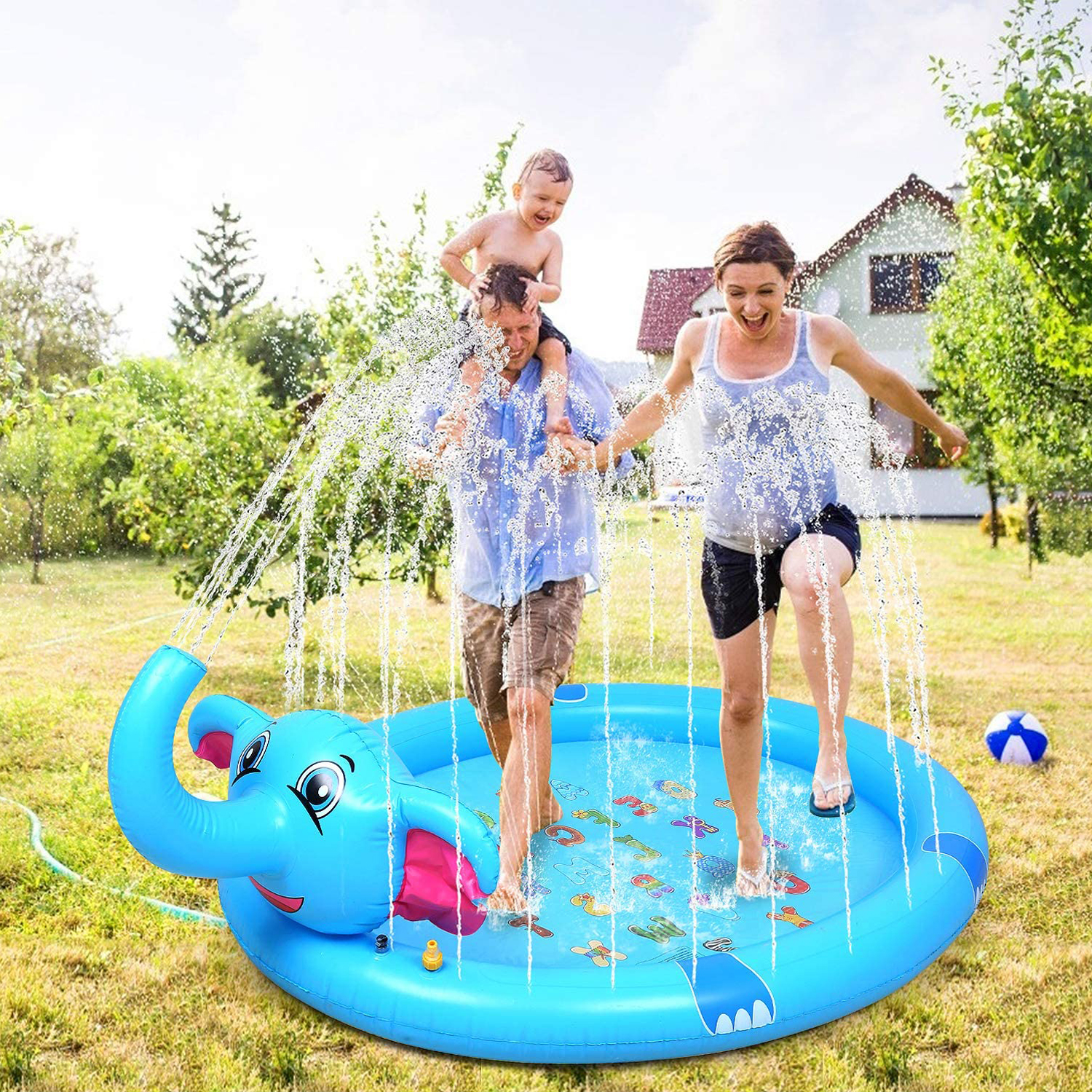 Una familia en una piscina con un elefante inflable.