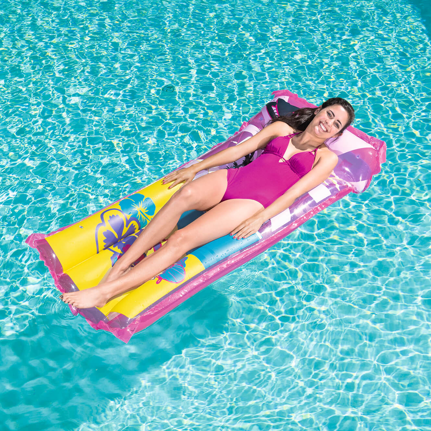 Mujer en un flotador inflable rosa y amarillo.