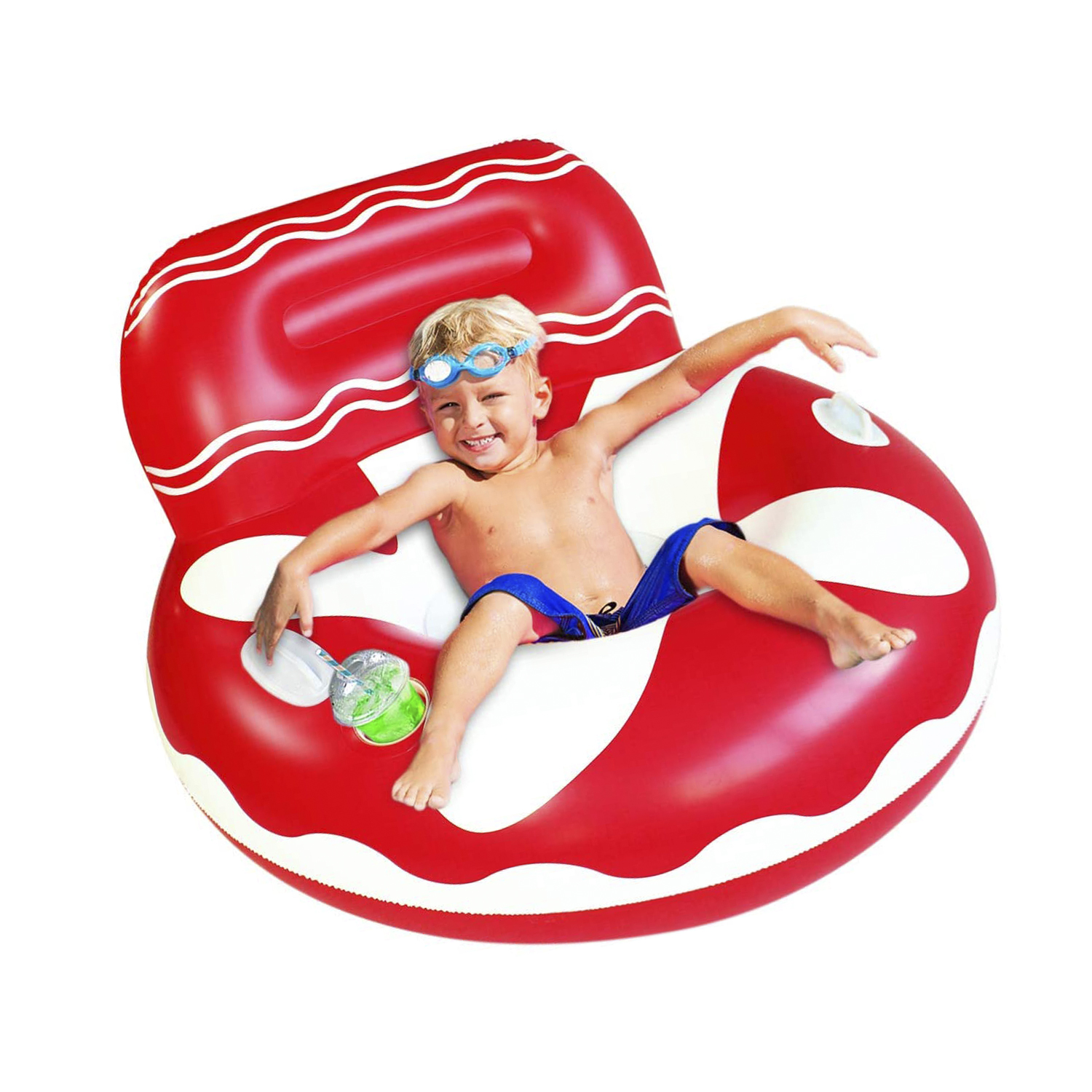 Niño con gafas de natación en un flotador inflable rojo y blanco, con bebida.