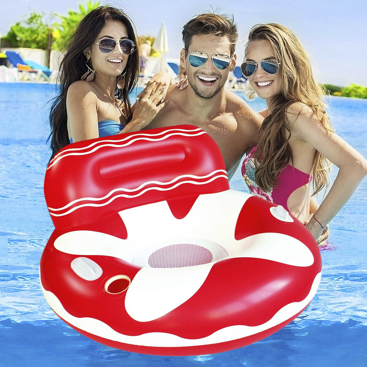 Un grupo de personas con una balsa inflable roja y blanca.