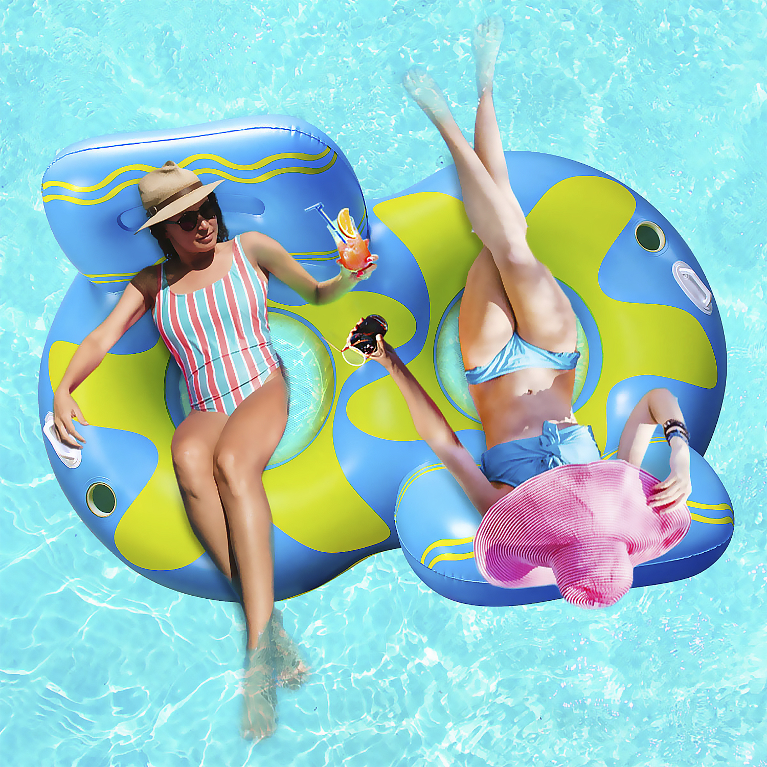 Due donne su galleggianti gonfiabili in piscina con cocktail.