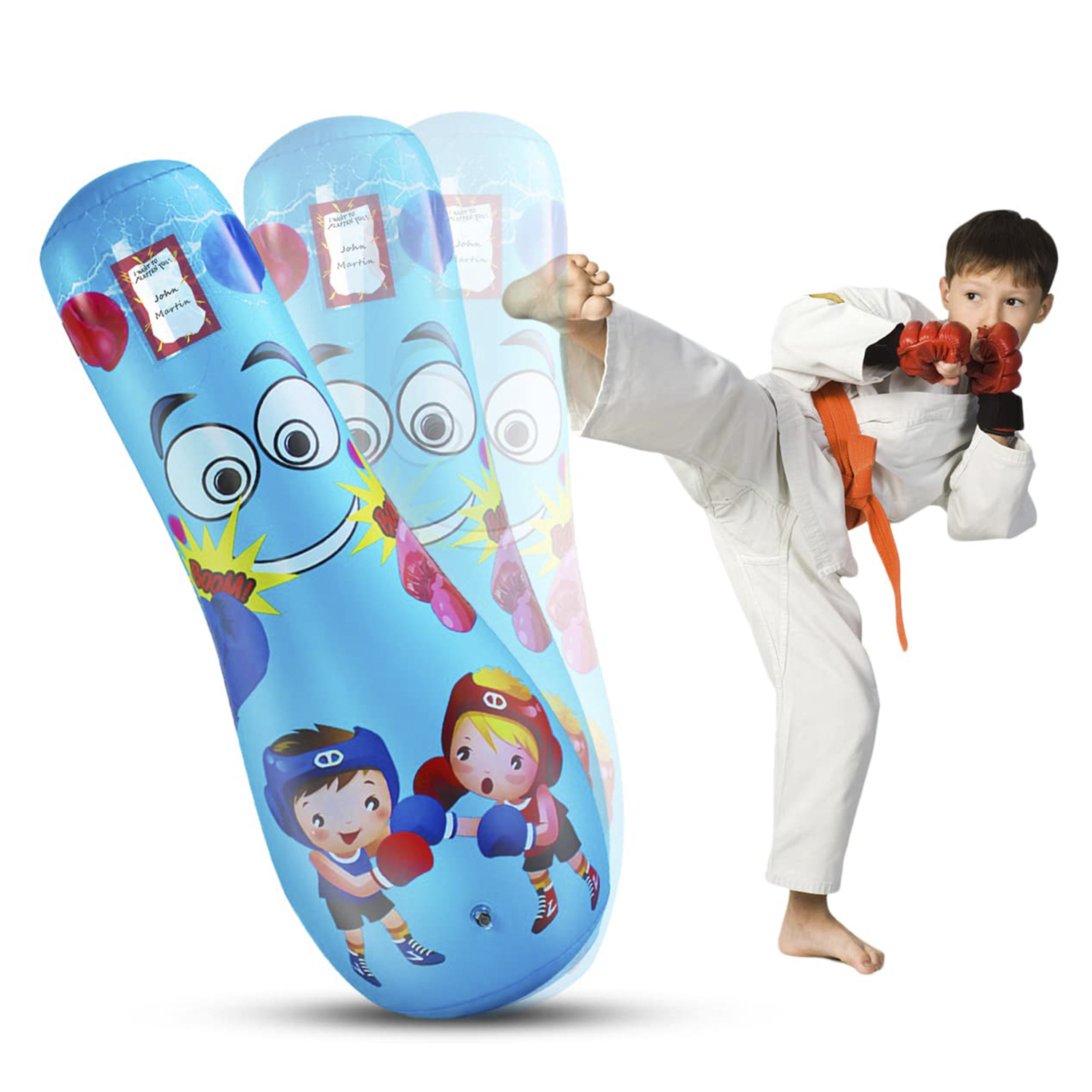 Un niño con equipo de karate patea un saco de boxeo inflable azul con una cara de dibujos animados y guantes de boxeo.