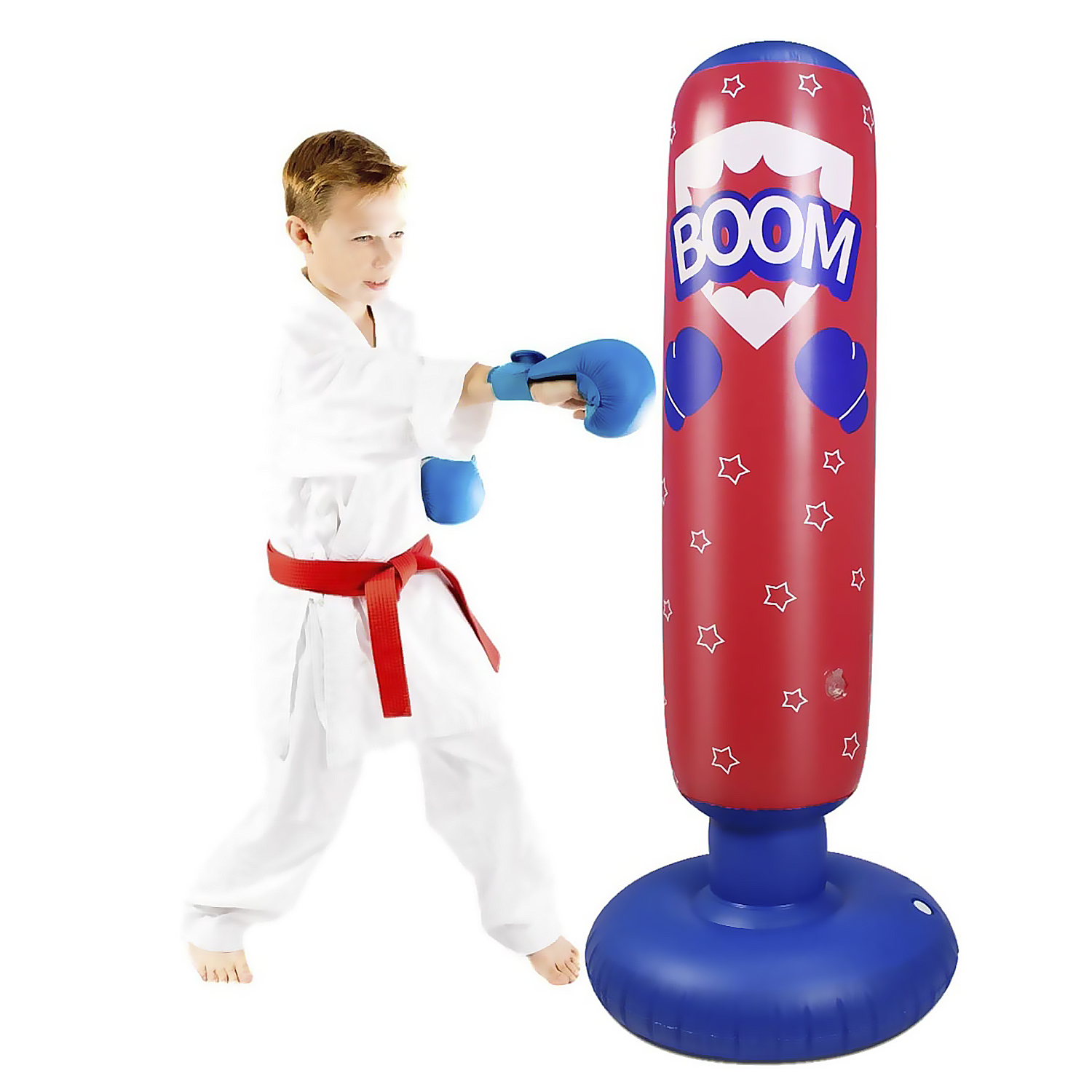 Un niño con atuendo de karate golpea un saco de boxeo rojo con texto 'BOOM' sobre fondo blanco.