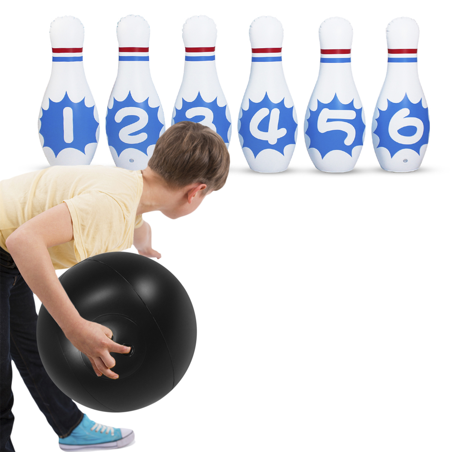Un niño se prepara para lanzar una bola a bolos inflables numerados del 1 al 6.