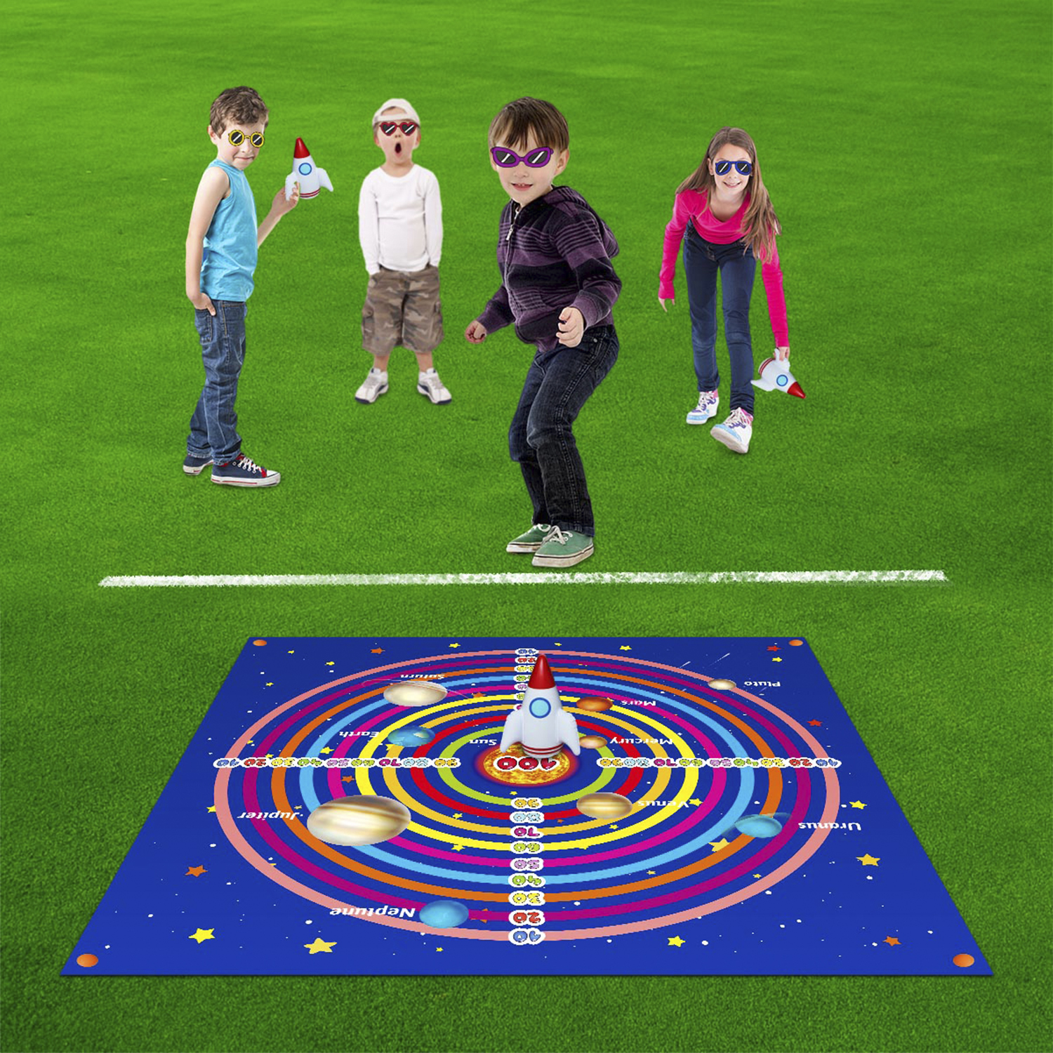 Niños jugando un juego temático espacial en una alfombra, con cohetes y planetas.