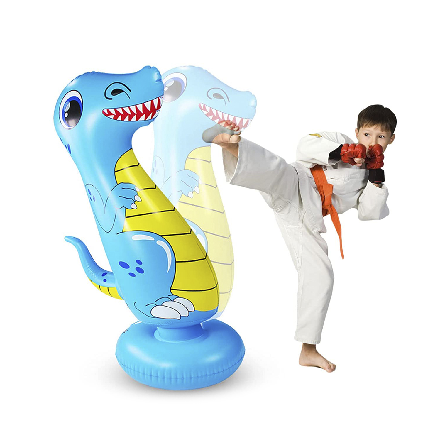 Un niño con equipo de karate patea un saco de boxeo inflable de dinosaurio azul. El dino tiene una cara de dibujos animados.