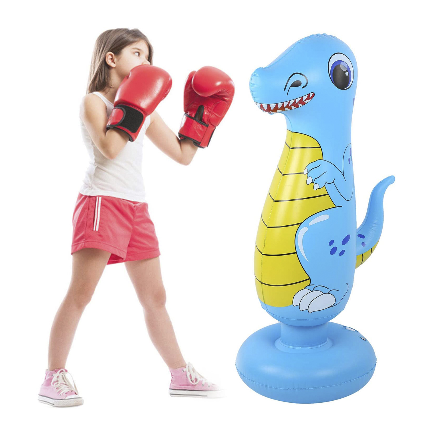 Una niña boxea con un juguete inflable de dinosaurio azul con guantes rojos.