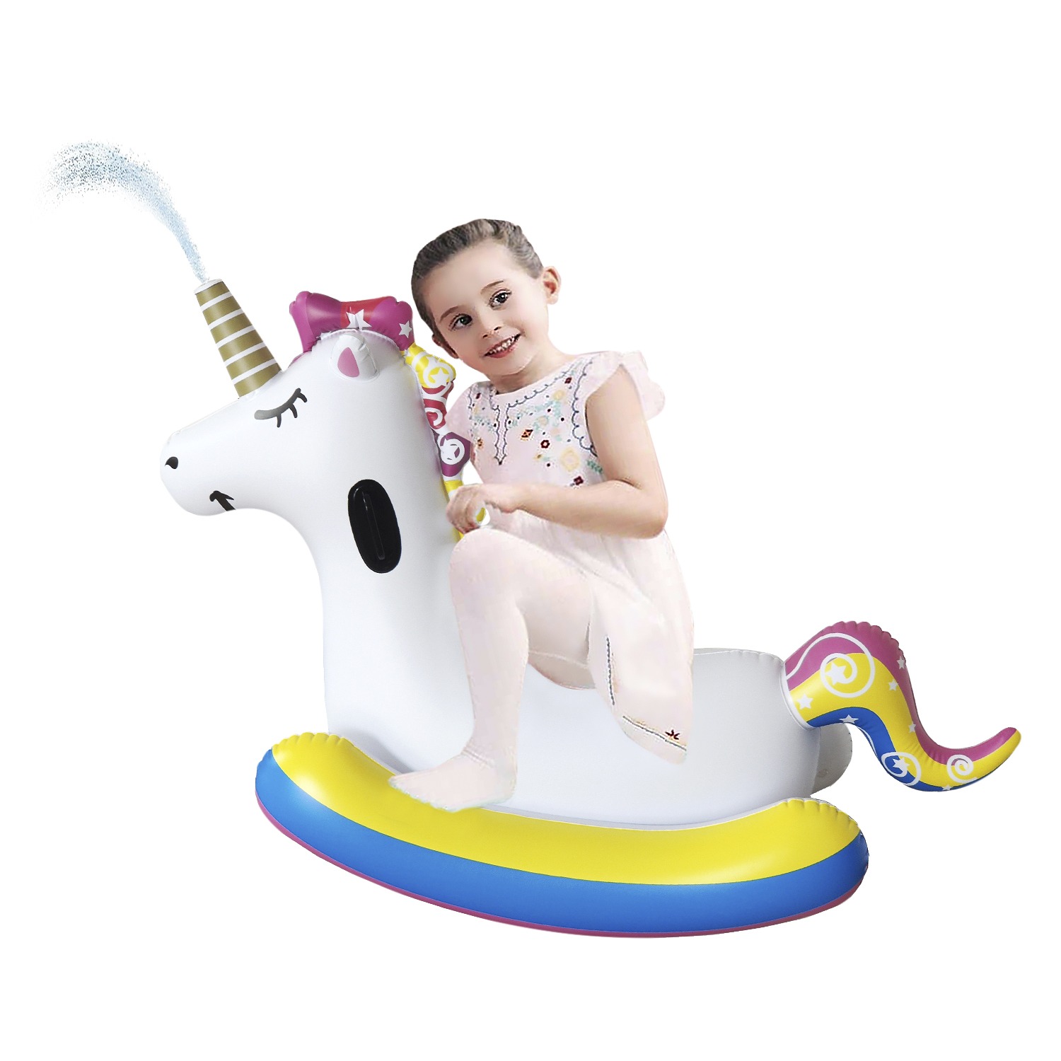 Niña en unicornio hinchable. Unicornio blanco con chorro de agua. Fondo, blanco.