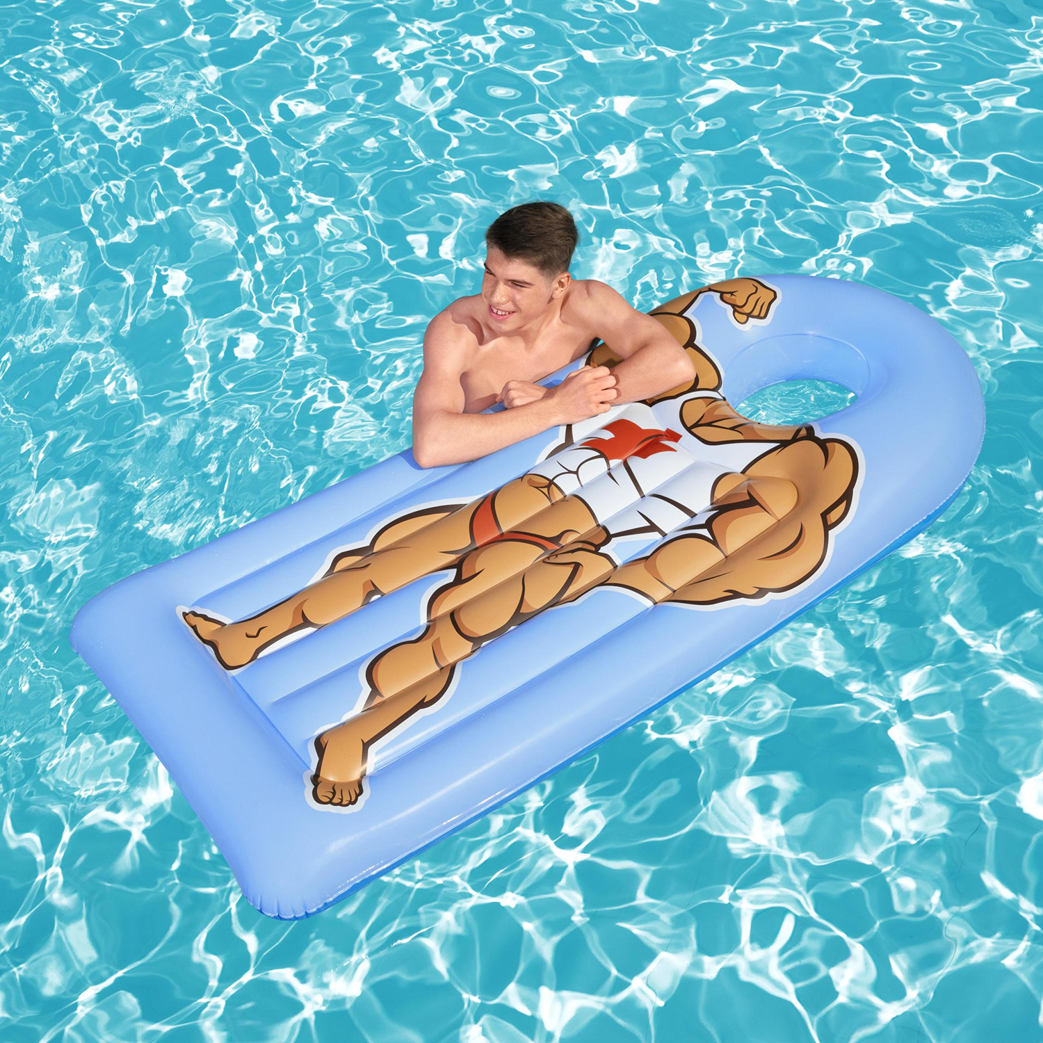 Un hombre acostado en un flotador de piscina azul con forma de cuerpo musculoso.