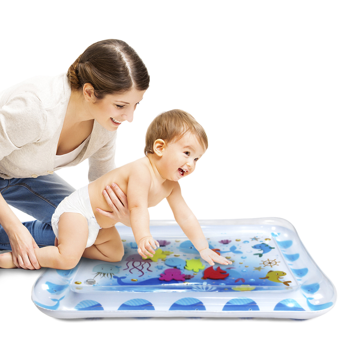 Una mujer sostiene a un bebé que se estira hacia una colorida alfombra de juego para bebés con agua.