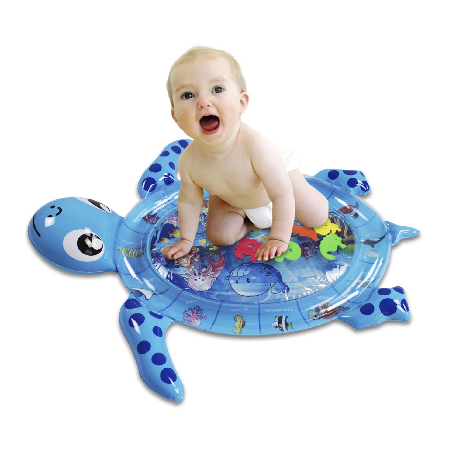 Un bebé está arrodillado sobre una colchoneta inflable azul con forma de tortuga y criaturas marinas.