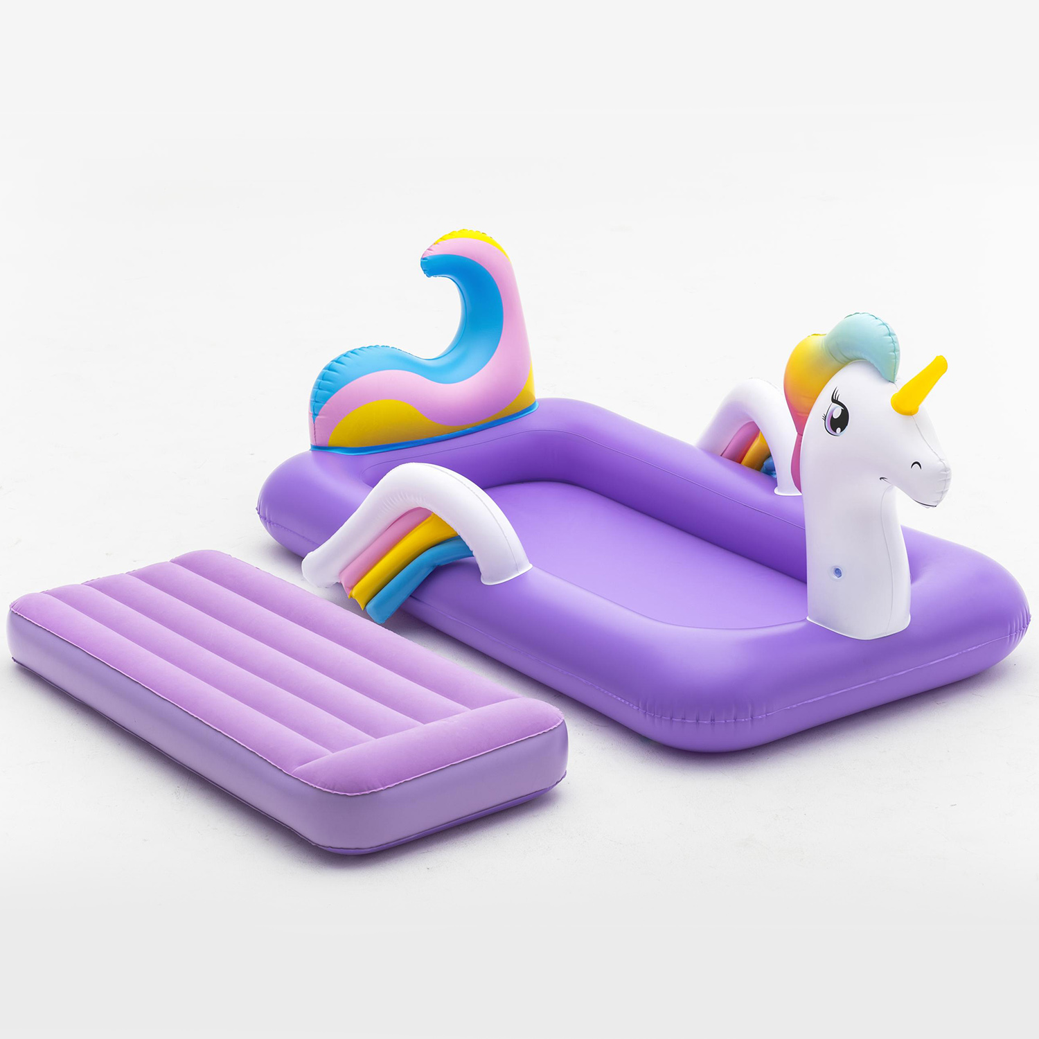 Una piscina gonfiabile a unicorno viola con un materassino gonfiabile viola separato su sfondo bianco.